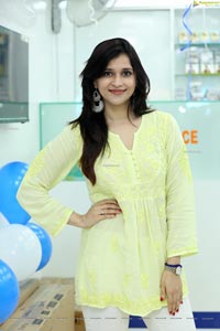 Mannara Chopra at Cellbay 55th Store Launch