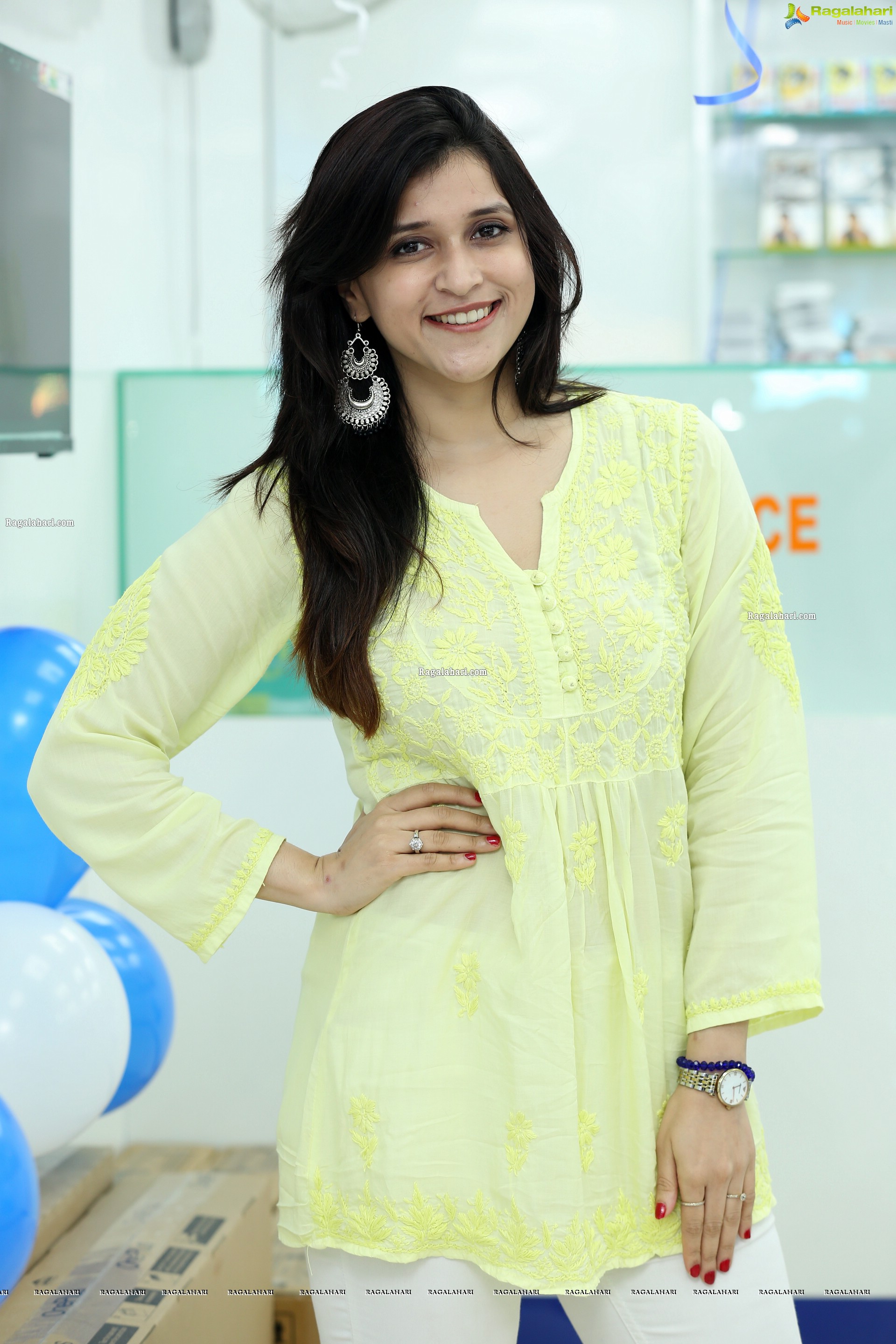 Mannara Chopra at Cellbay 55th Store Launch, HD Gallery