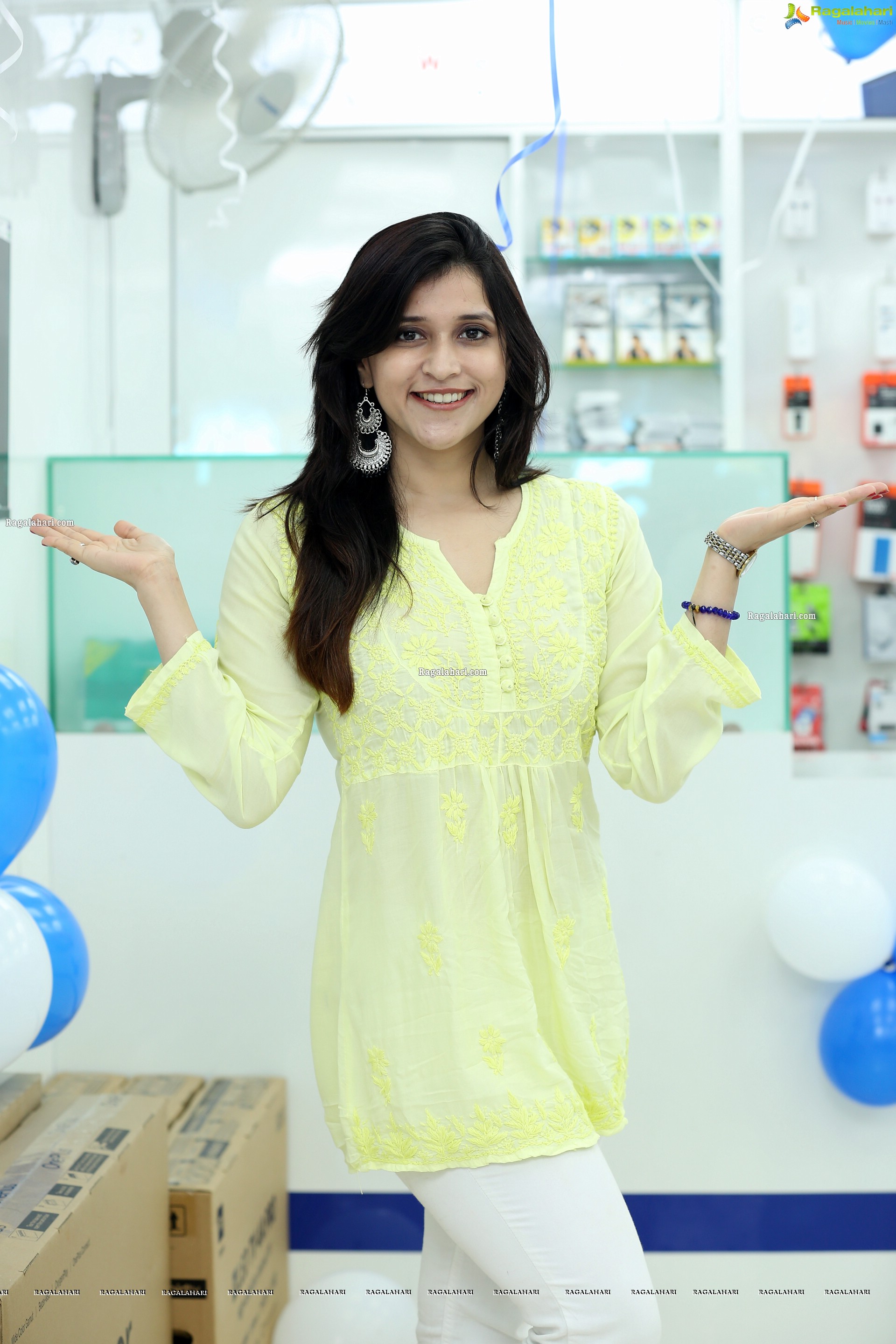 Mannara Chopra at Cellbay 55th Store Launch, HD Gallery