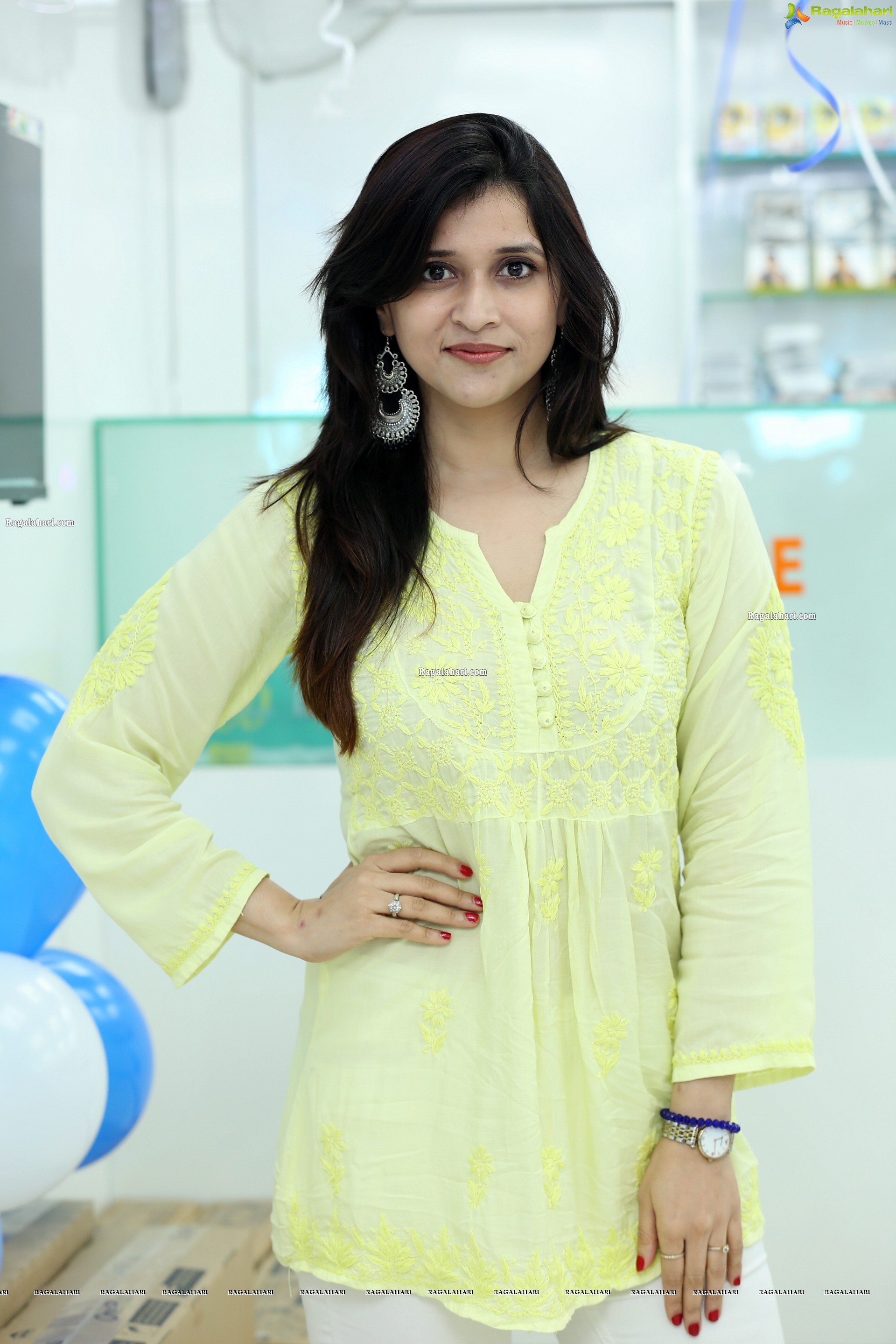 Mannara Chopra at Cellbay 55th Store Launch, HD Gallery