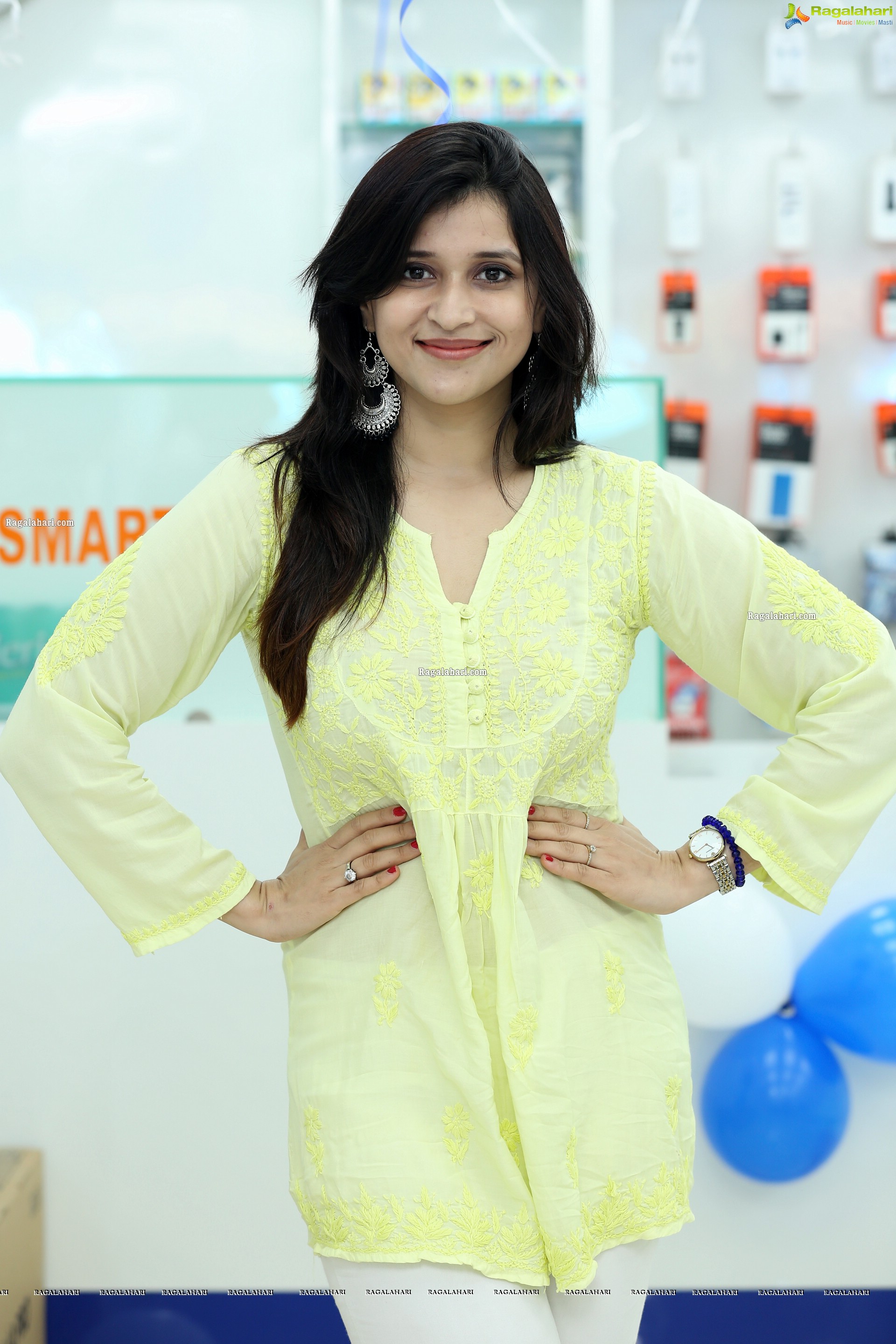 Mannara Chopra at Cellbay 55th Store Launch, HD Gallery