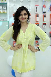 Mannara Chopra at Cellbay 55th Store Launch