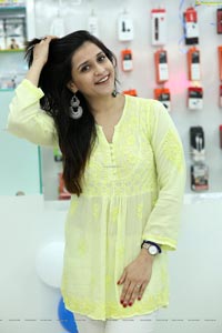 Mannara Chopra at Cellbay 55th Store Launch