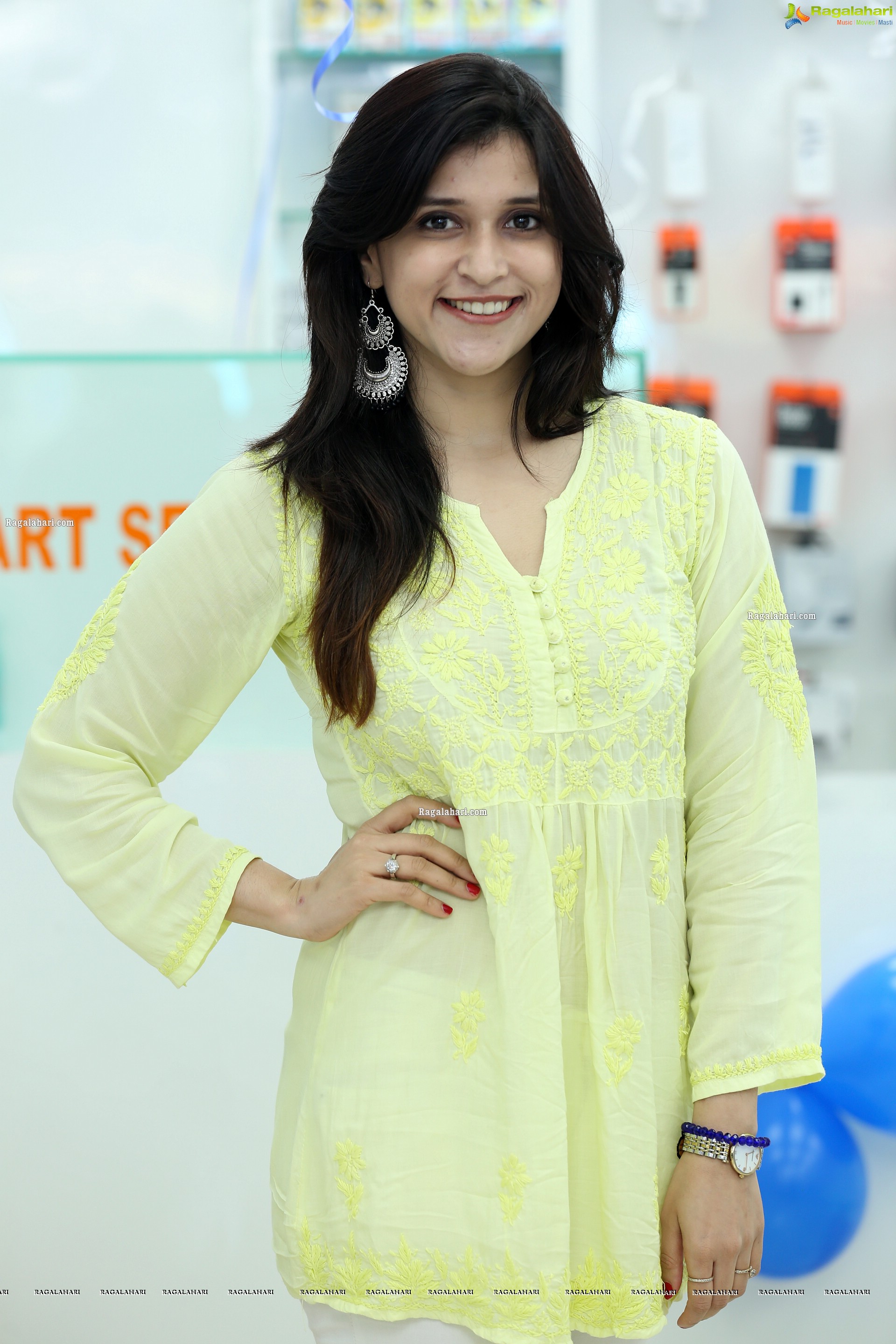 Mannara Chopra at Cellbay 55th Store Launch, HD Gallery