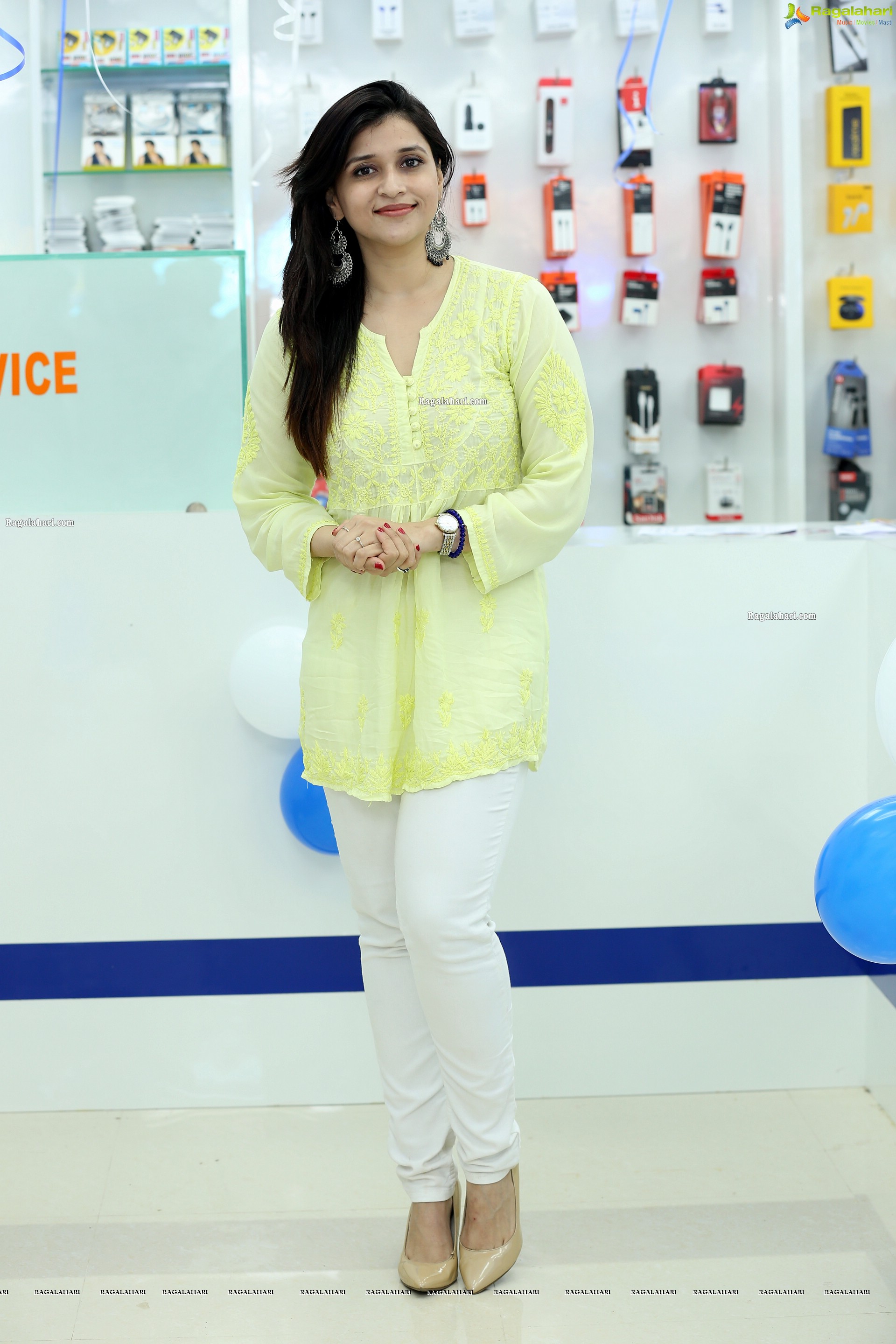 Mannara Chopra at Cellbay 55th Store Launch, HD Gallery