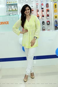 Mannara Chopra at Cellbay 55th Store Launch