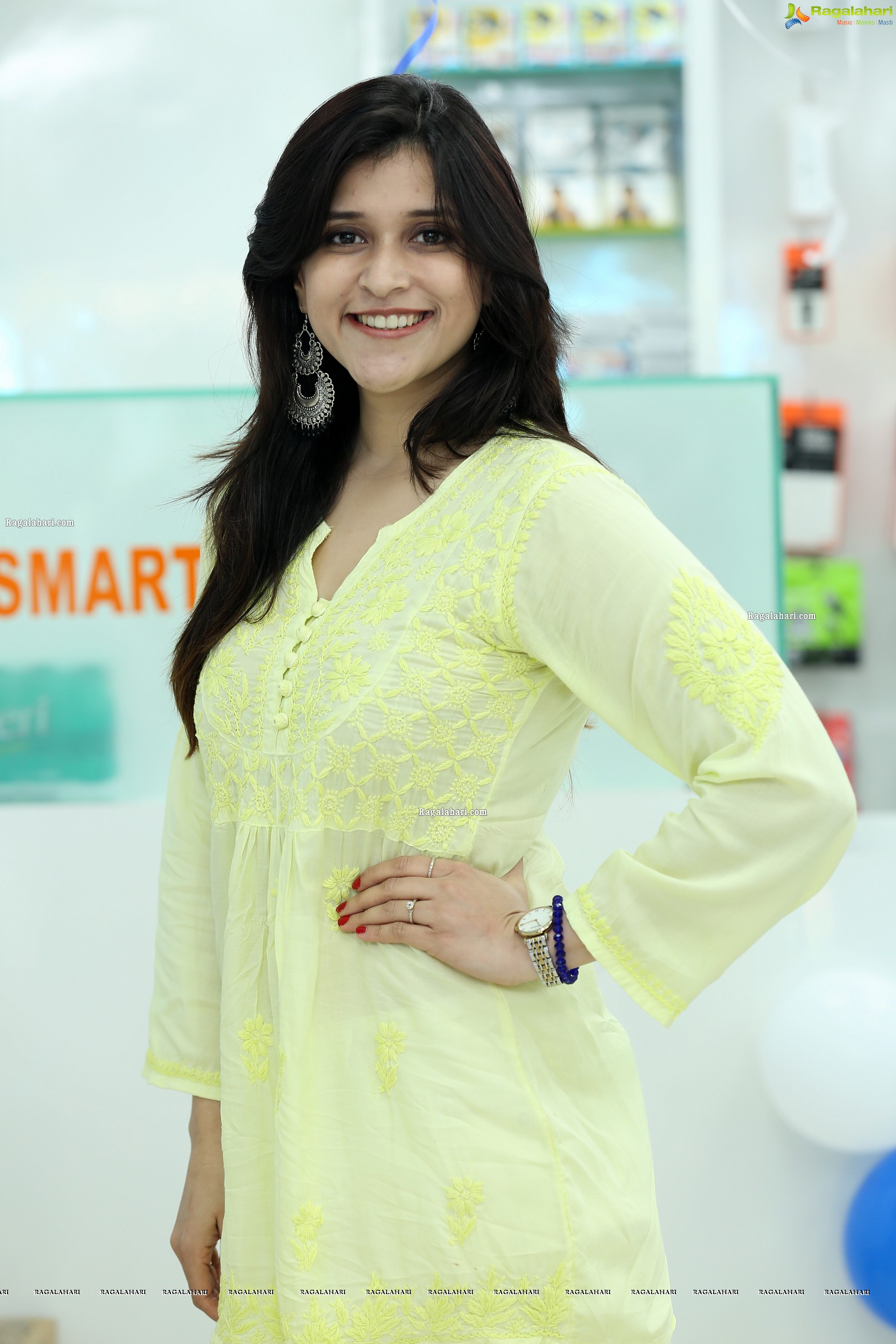 Mannara Chopra at Cellbay 55th Store Launch, HD Gallery