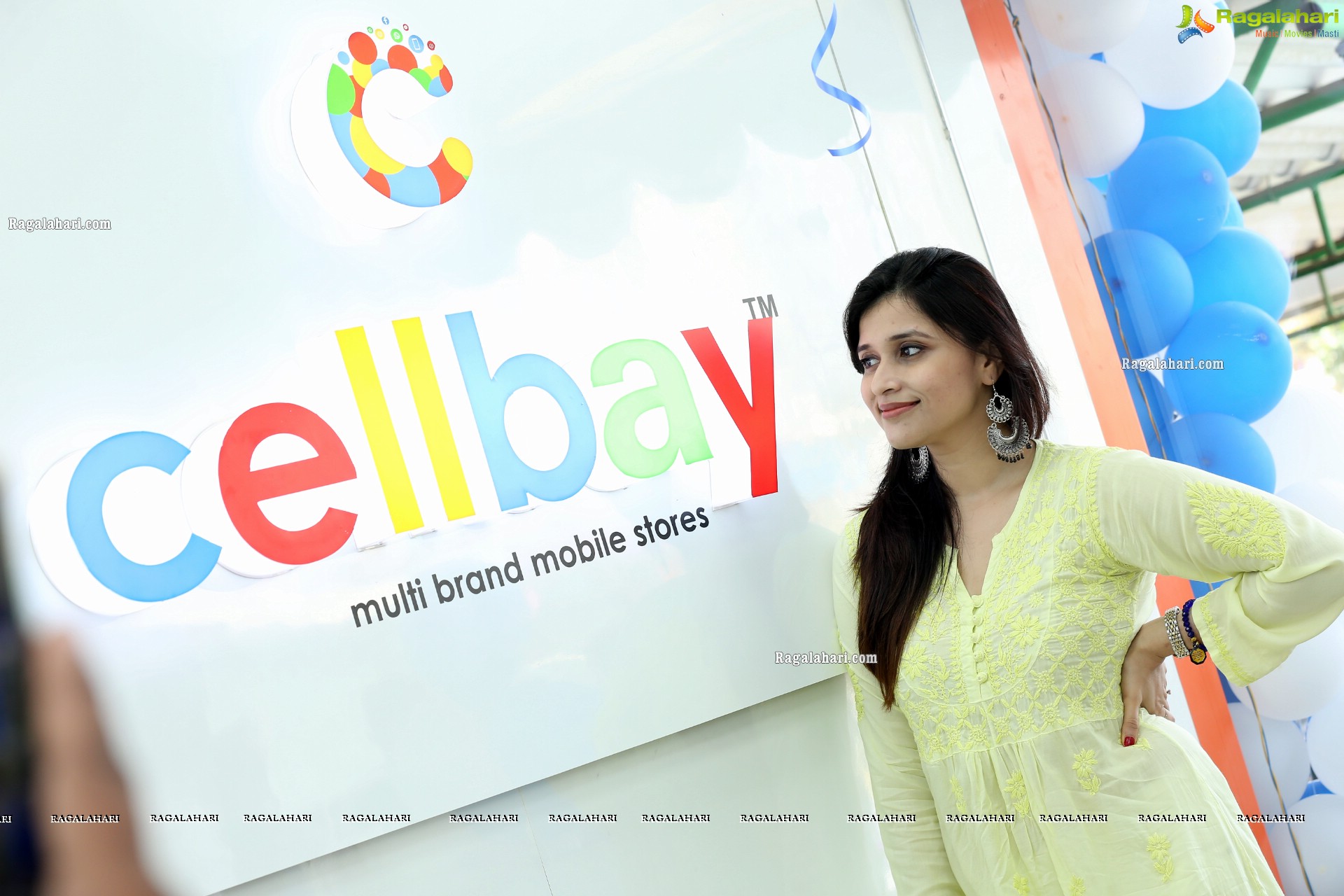 Mannara Chopra at Cellbay 55th Store Launch, HD Gallery