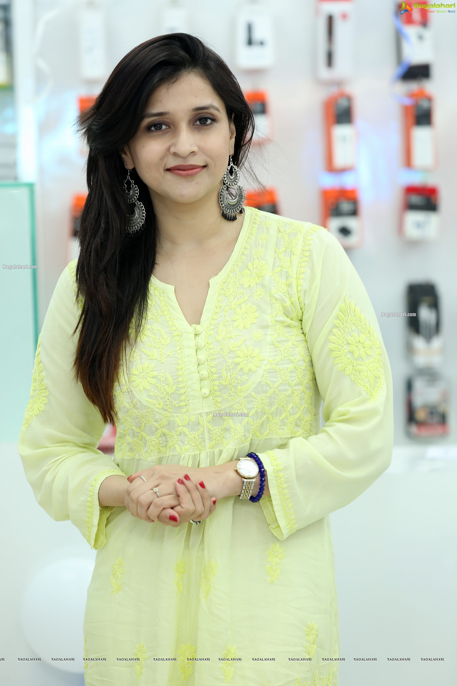 Mannara Chopra at Cellbay 55th Store Launch, HD Gallery