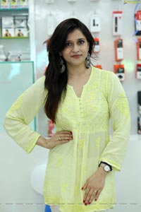 Mannara Chopra at Cellbay 55th Store Launch