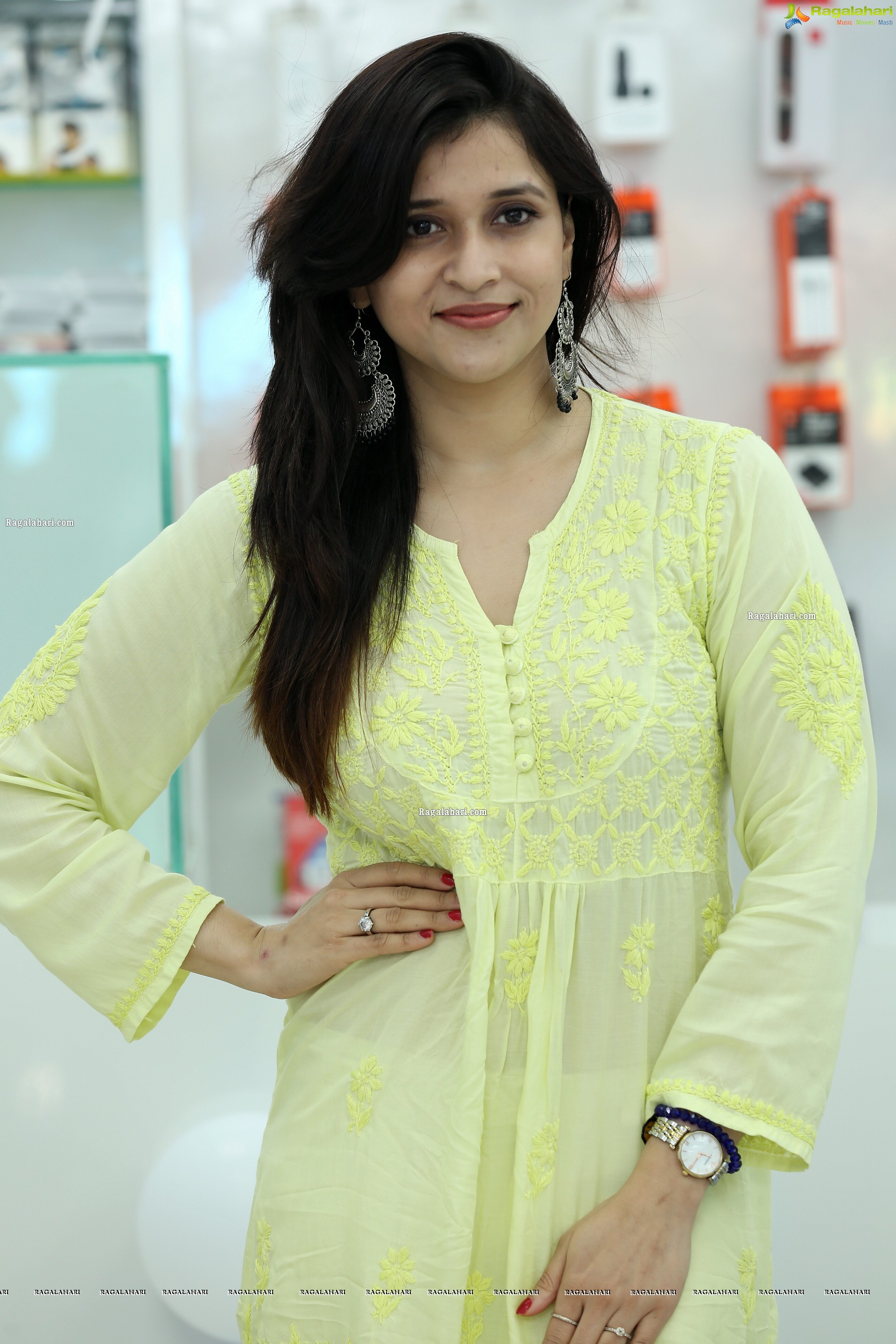 Mannara Chopra at Cellbay 55th Store Launch, HD Gallery