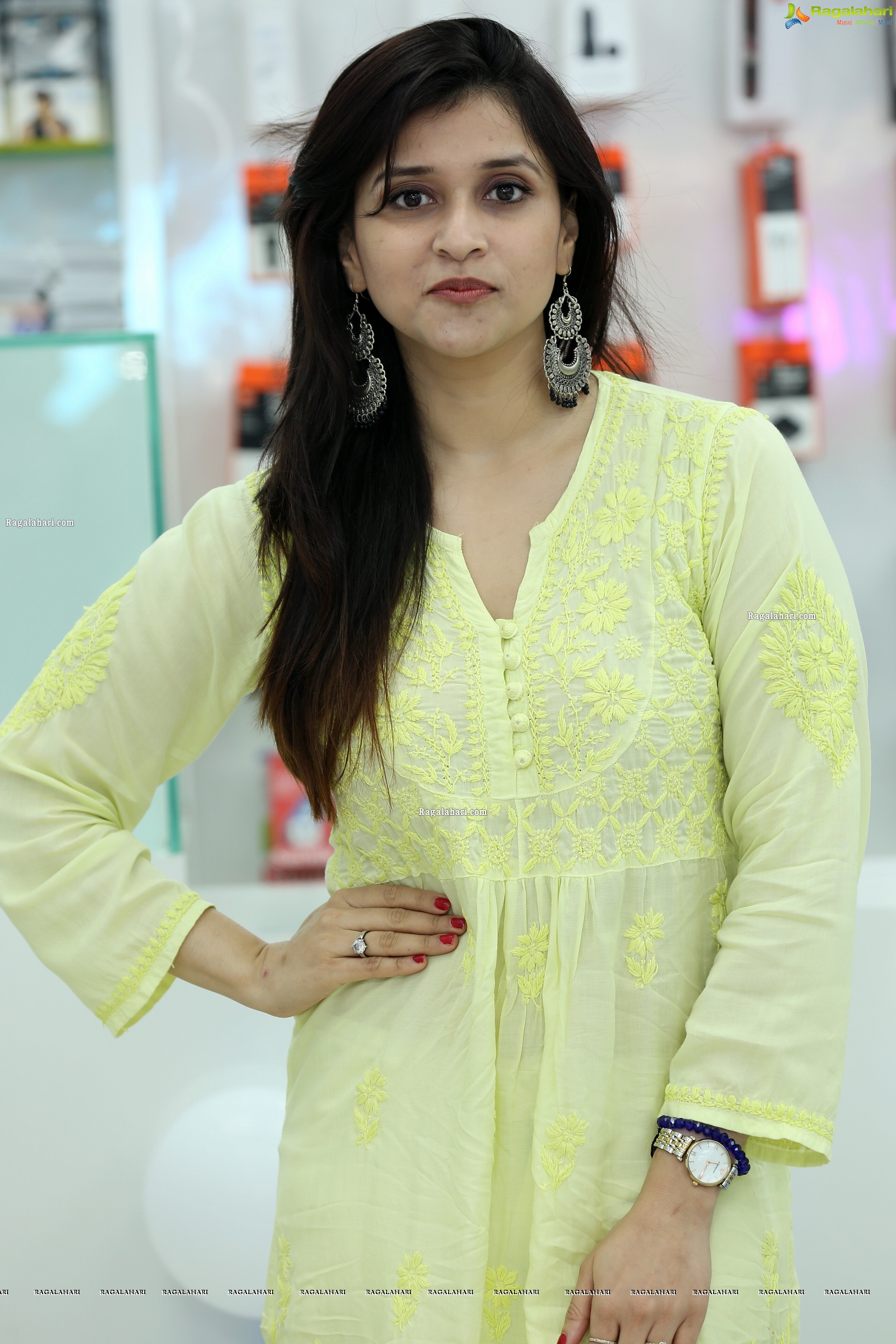 Mannara Chopra at Cellbay 55th Store Launch, HD Gallery