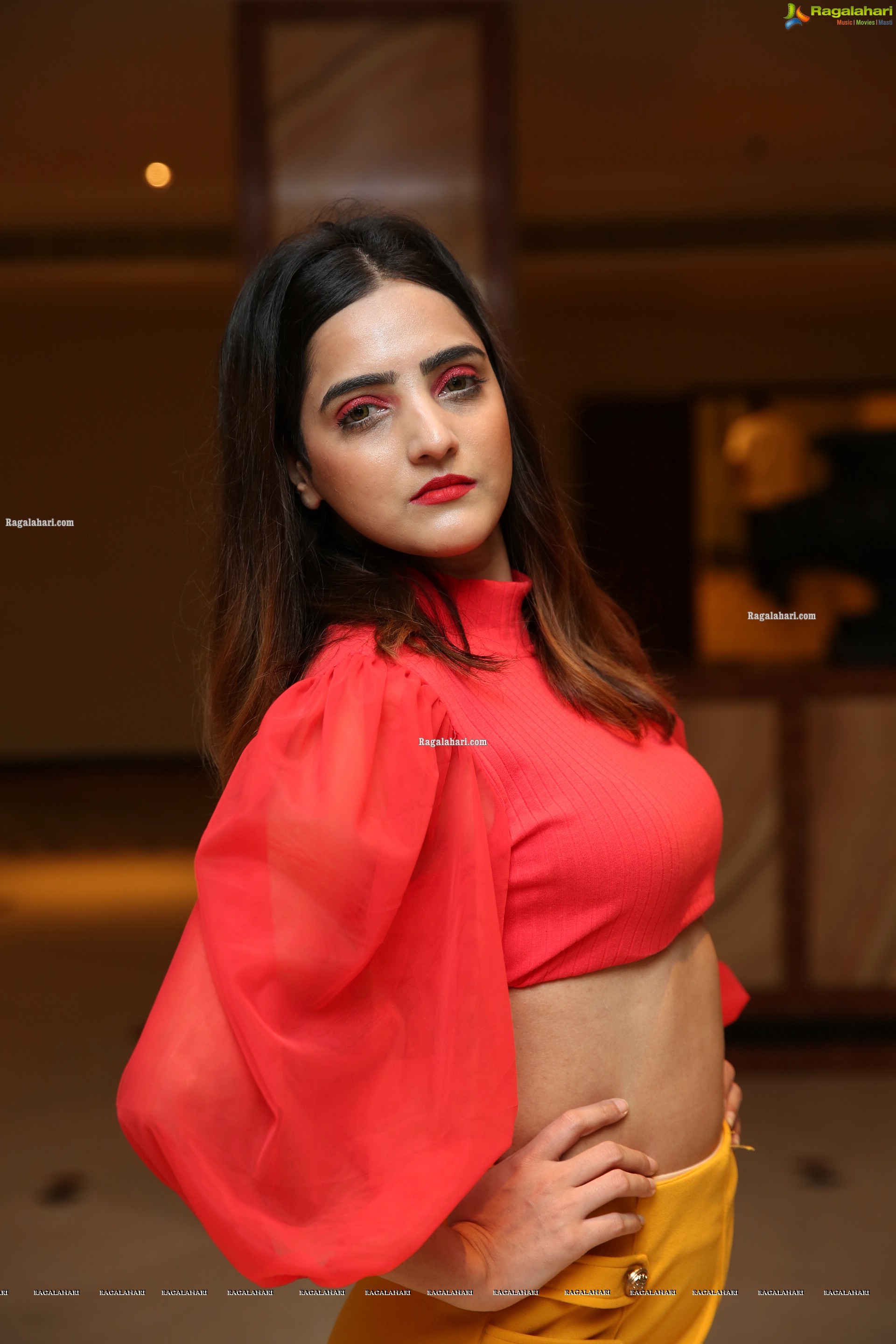 Pooja Thakur at Sutraa Select Diwali Special Exhibition 2020, HD Gallery