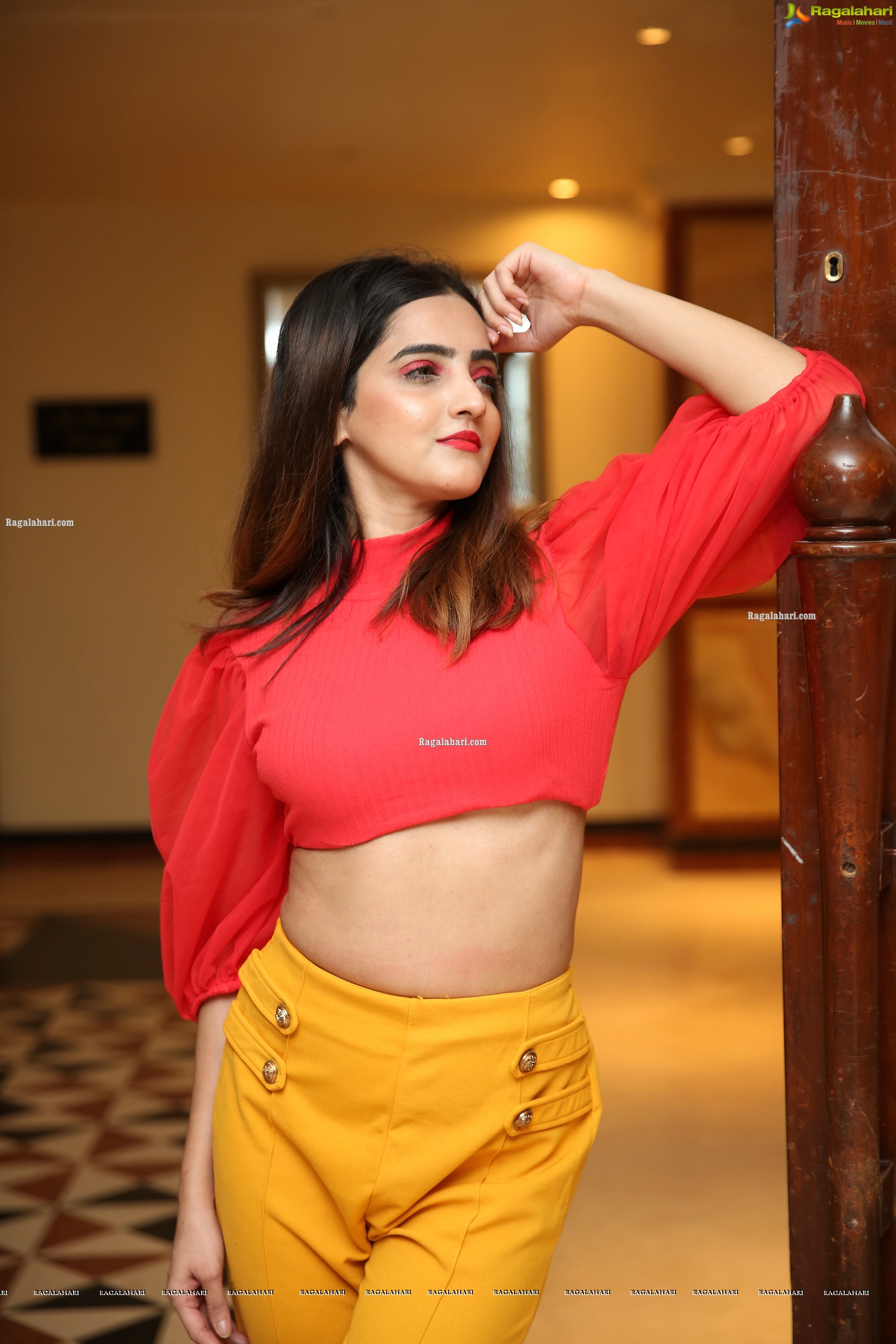 Pooja Thakur at Sutraa Select Diwali Special Exhibition 2020, HD Gallery