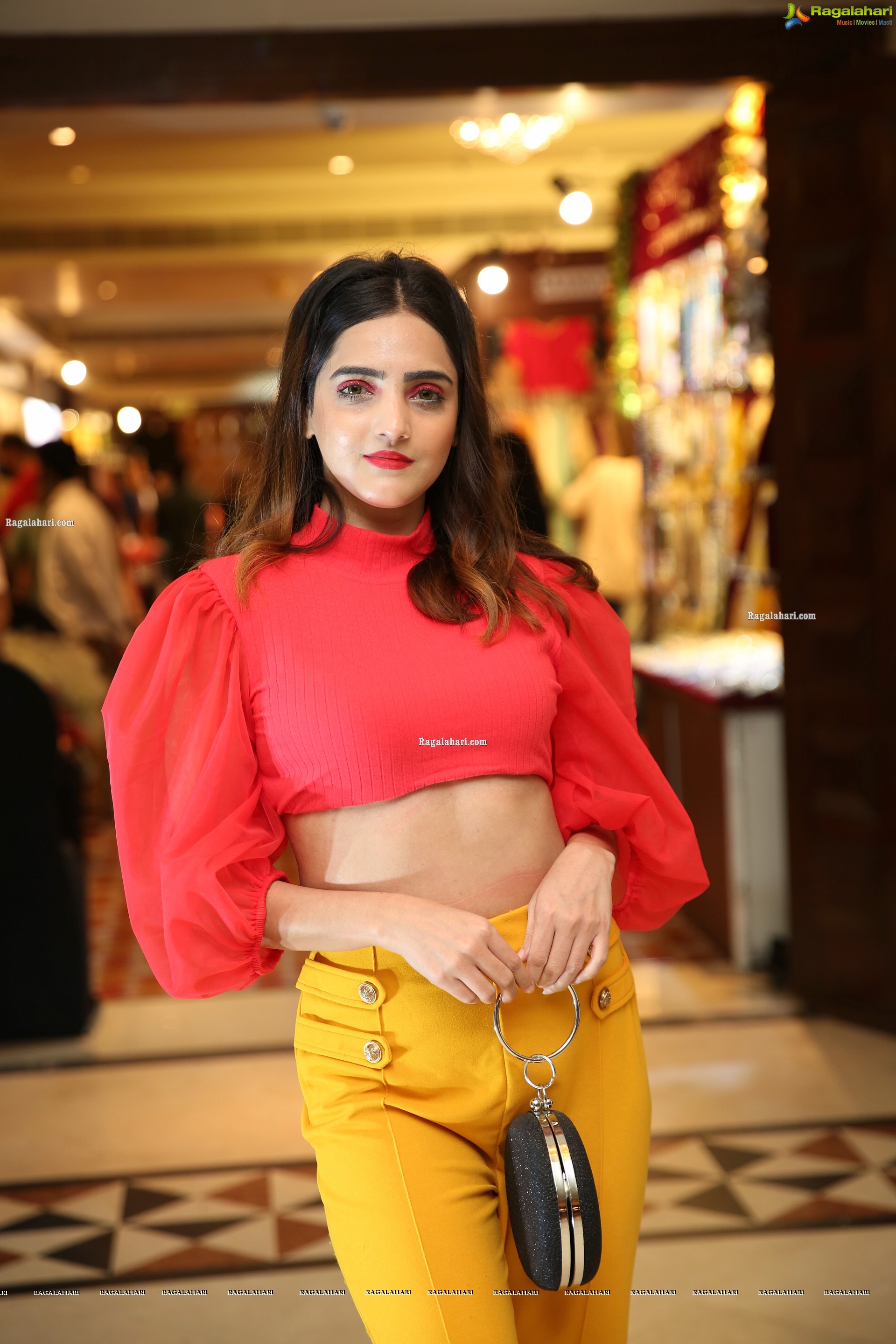 Pooja Thakur at Sutraa Select Diwali Special Exhibition 2020, HD Gallery