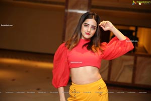 Pooja Thakur at Sutraa Select Diwali Special Exhibition