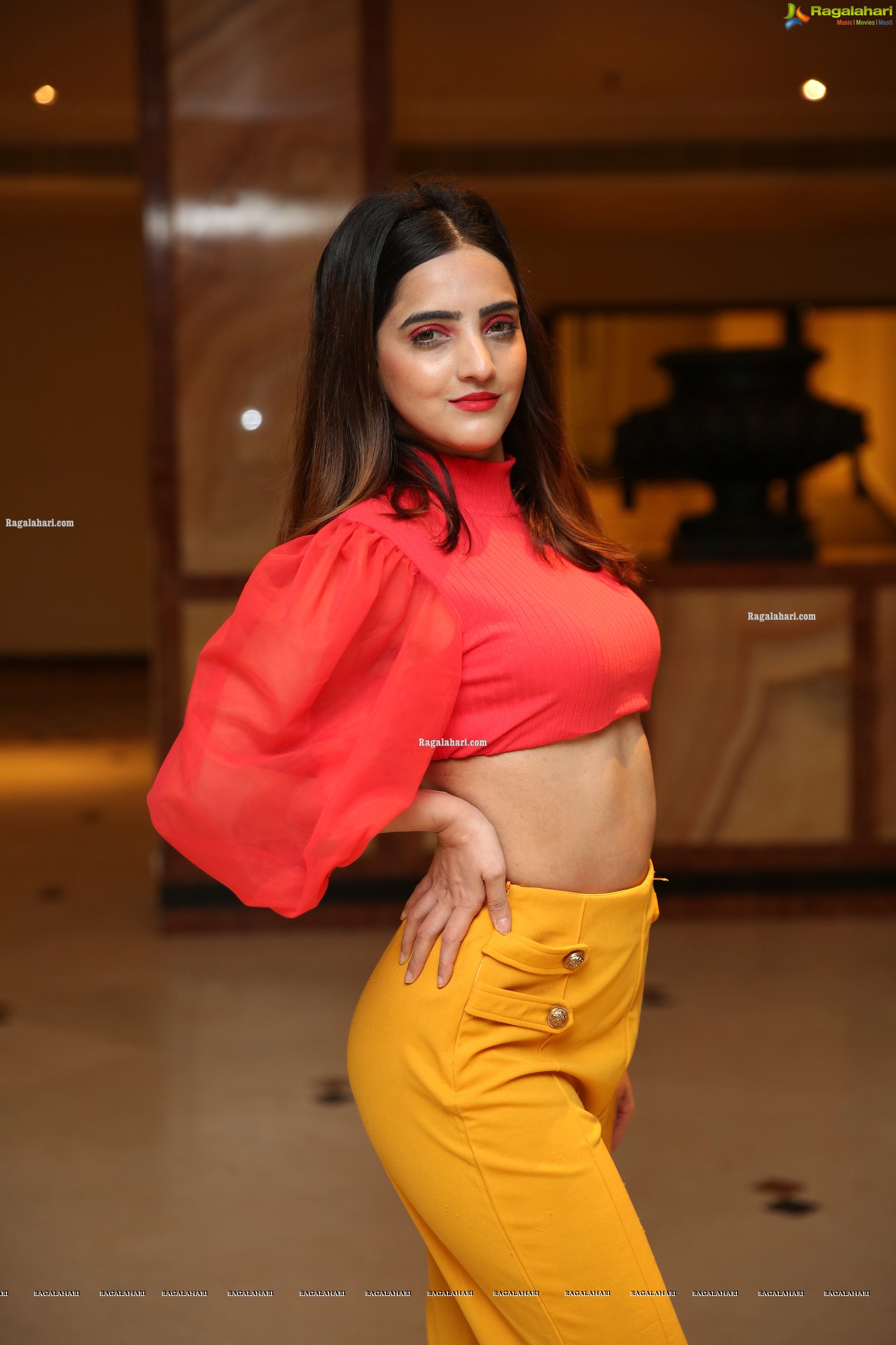 Pooja Thakur at Sutraa Select Diwali Special Exhibition 2020, HD Gallery