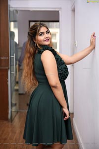 Sara Khan at Sutraa Select Grand Curtain Raiser