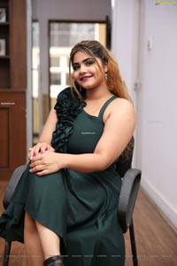 Sara Khan at Sutraa Select Grand Curtain Raiser