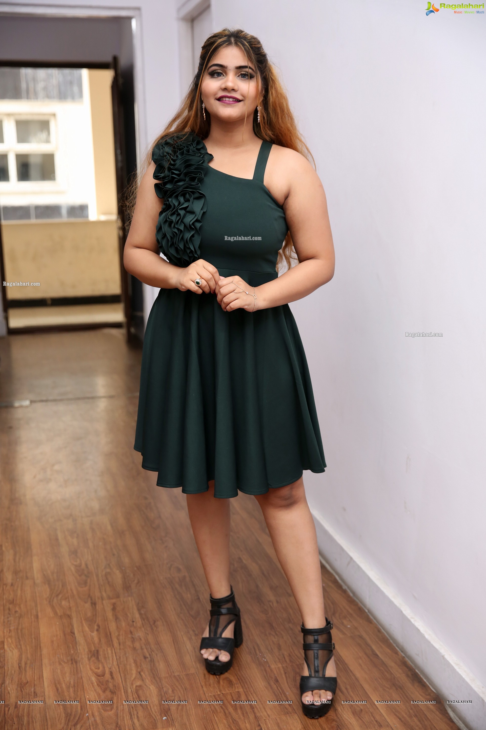 Sara Khan at Sutraa Select Grand Curtain Raiser, HD Photo Gallery