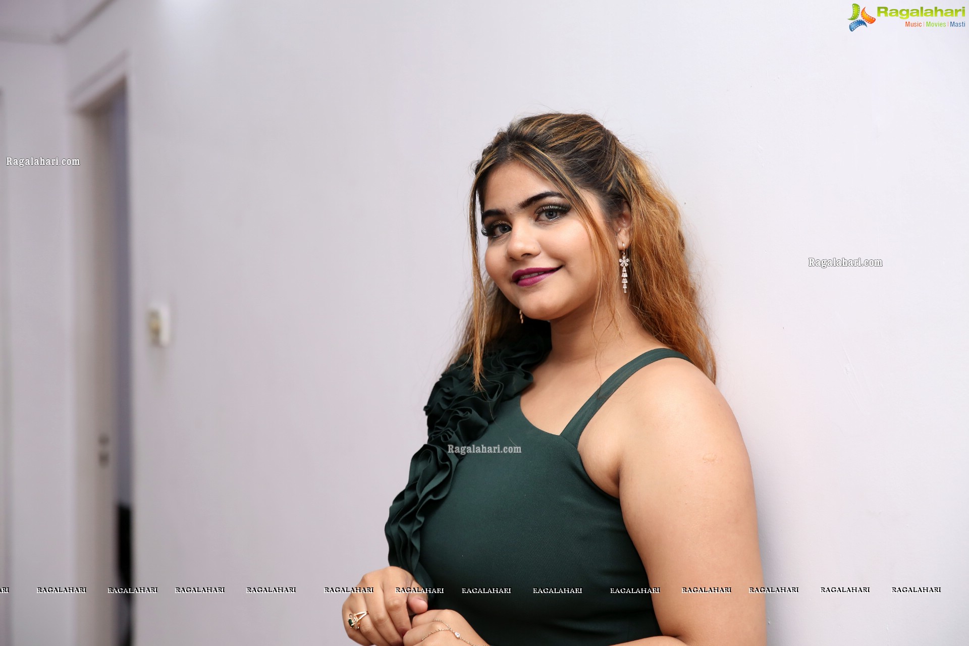 Sara Khan at Sutraa Select Grand Curtain Raiser, HD Photo Gallery