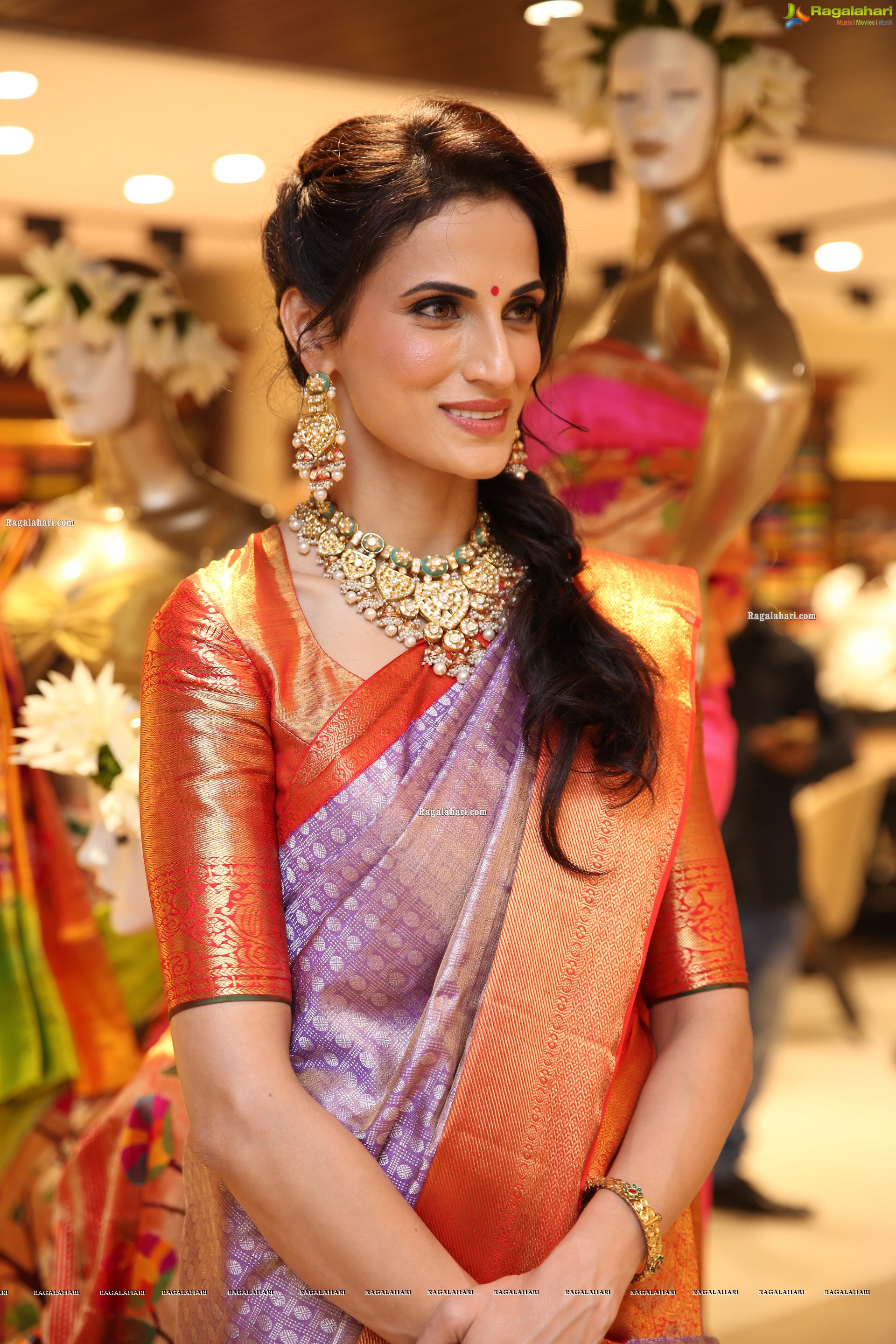 Shilpa Reddy at VRK Heritage New Store Launch at Jubilee Hills, HD Gallery