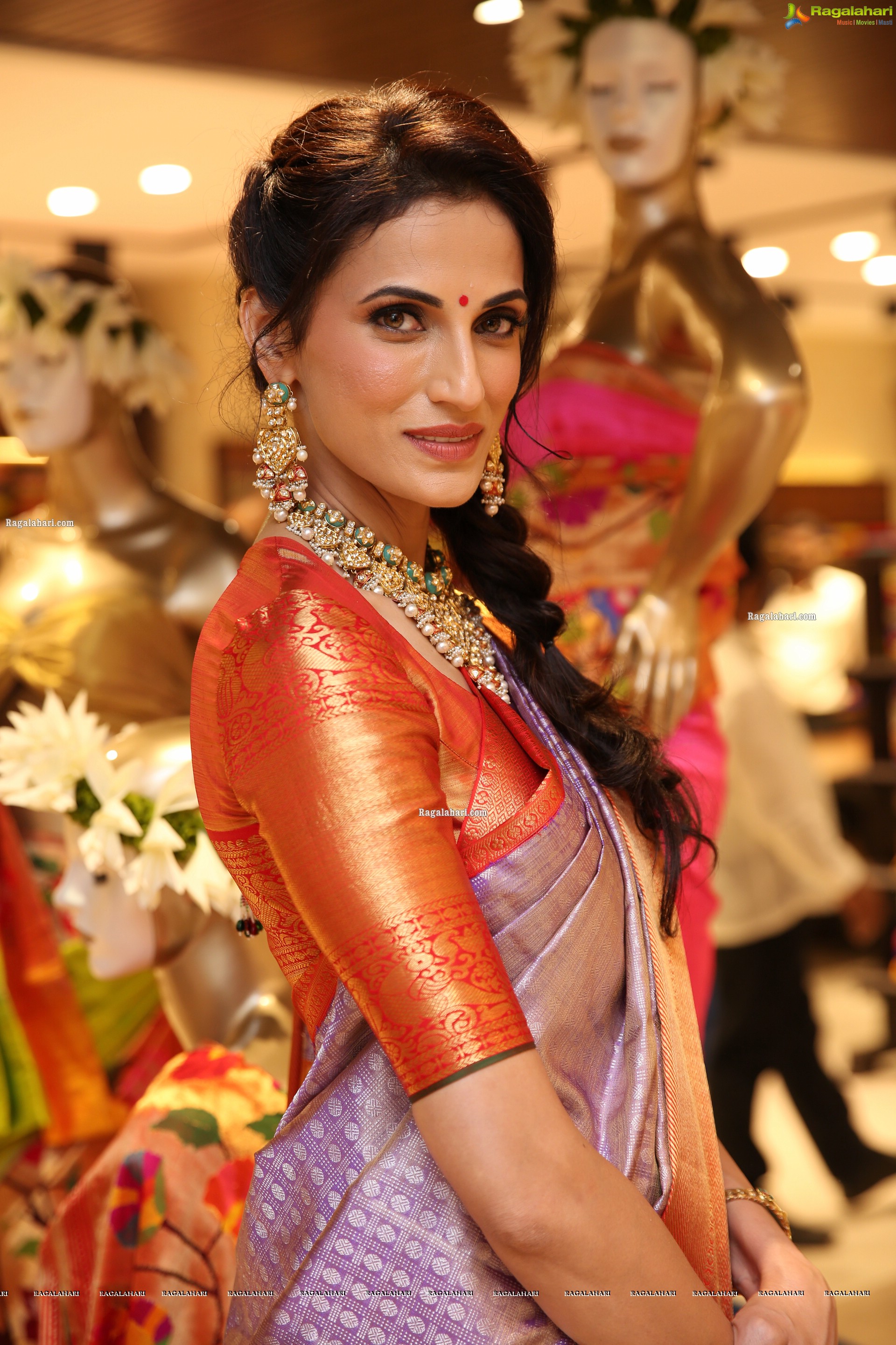 Shilpa Reddy at VRK Heritage New Store Launch at Jubilee Hills, HD Gallery