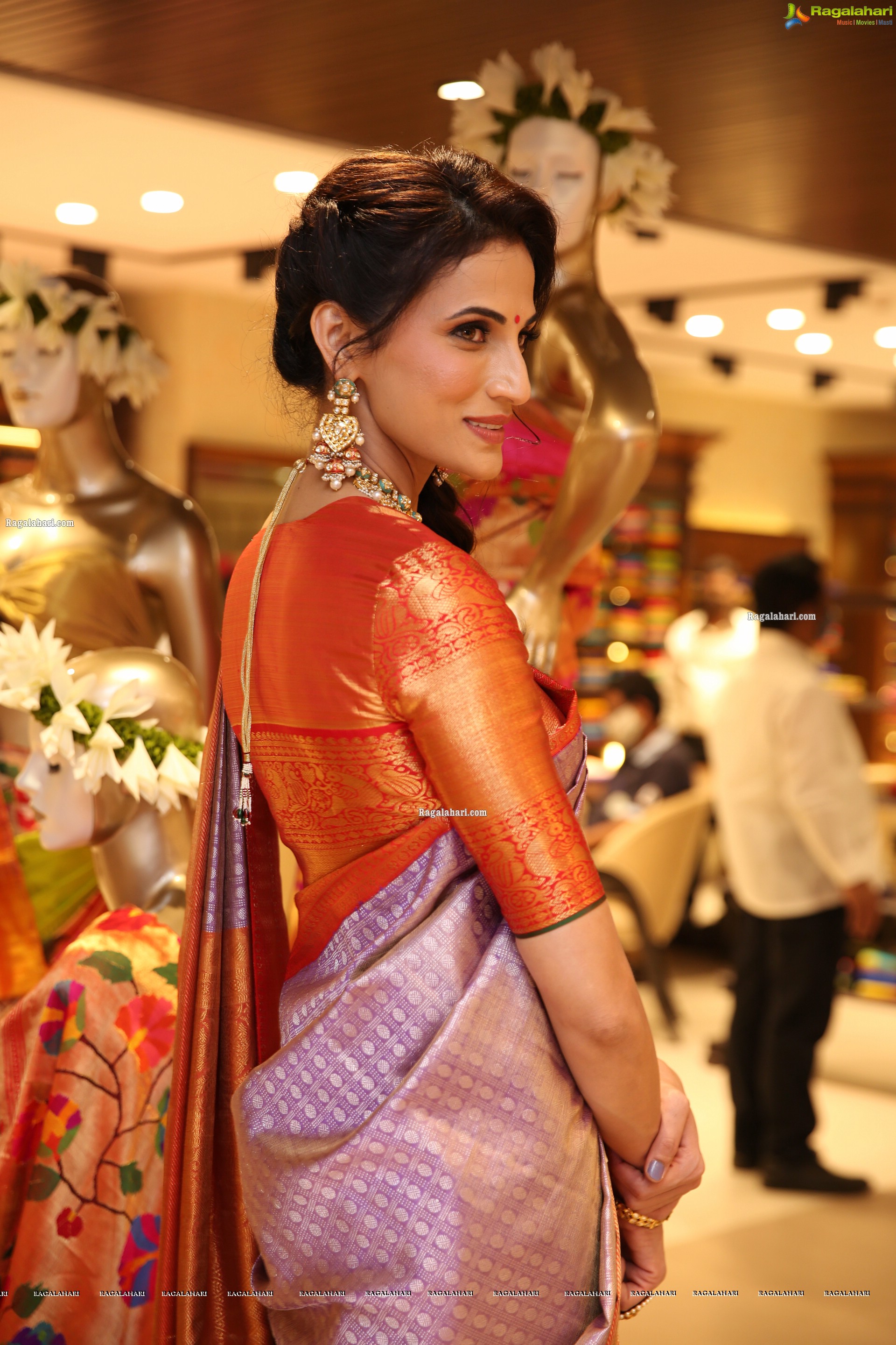 Shilpa Reddy at VRK Heritage New Store Launch at Jubilee Hills, HD Gallery