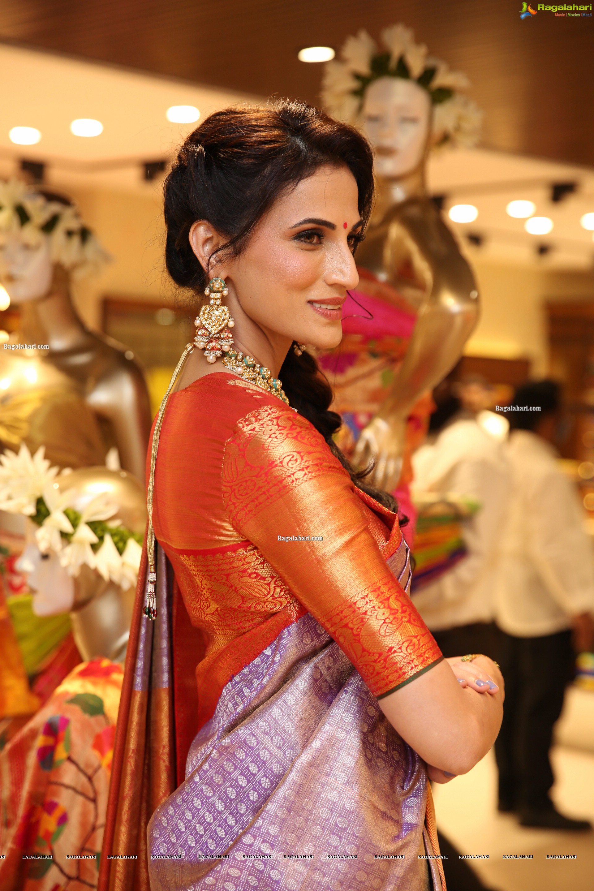 Shilpa Reddy at VRK Heritage New Store Launch at Jubilee Hills, HD Gallery