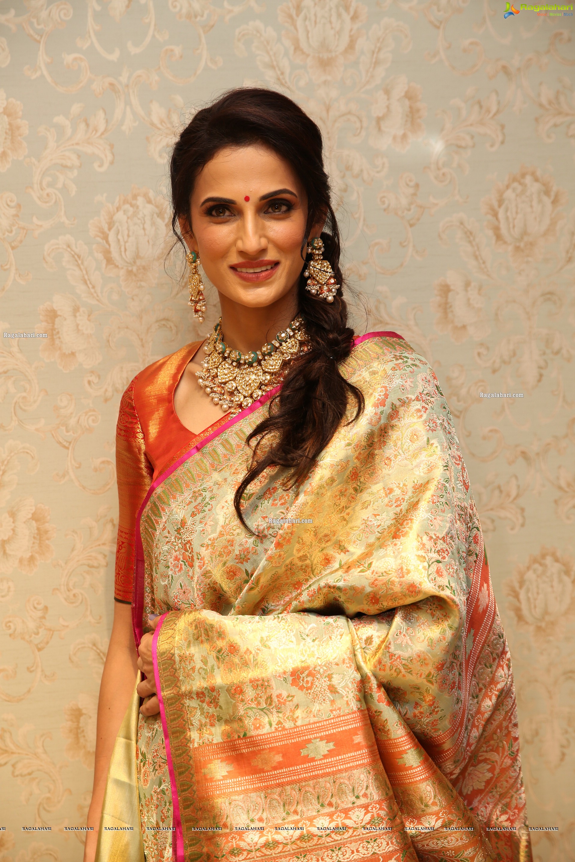 Shilpa Reddy at VRK Heritage New Store Launch at Jubilee Hills, HD Gallery