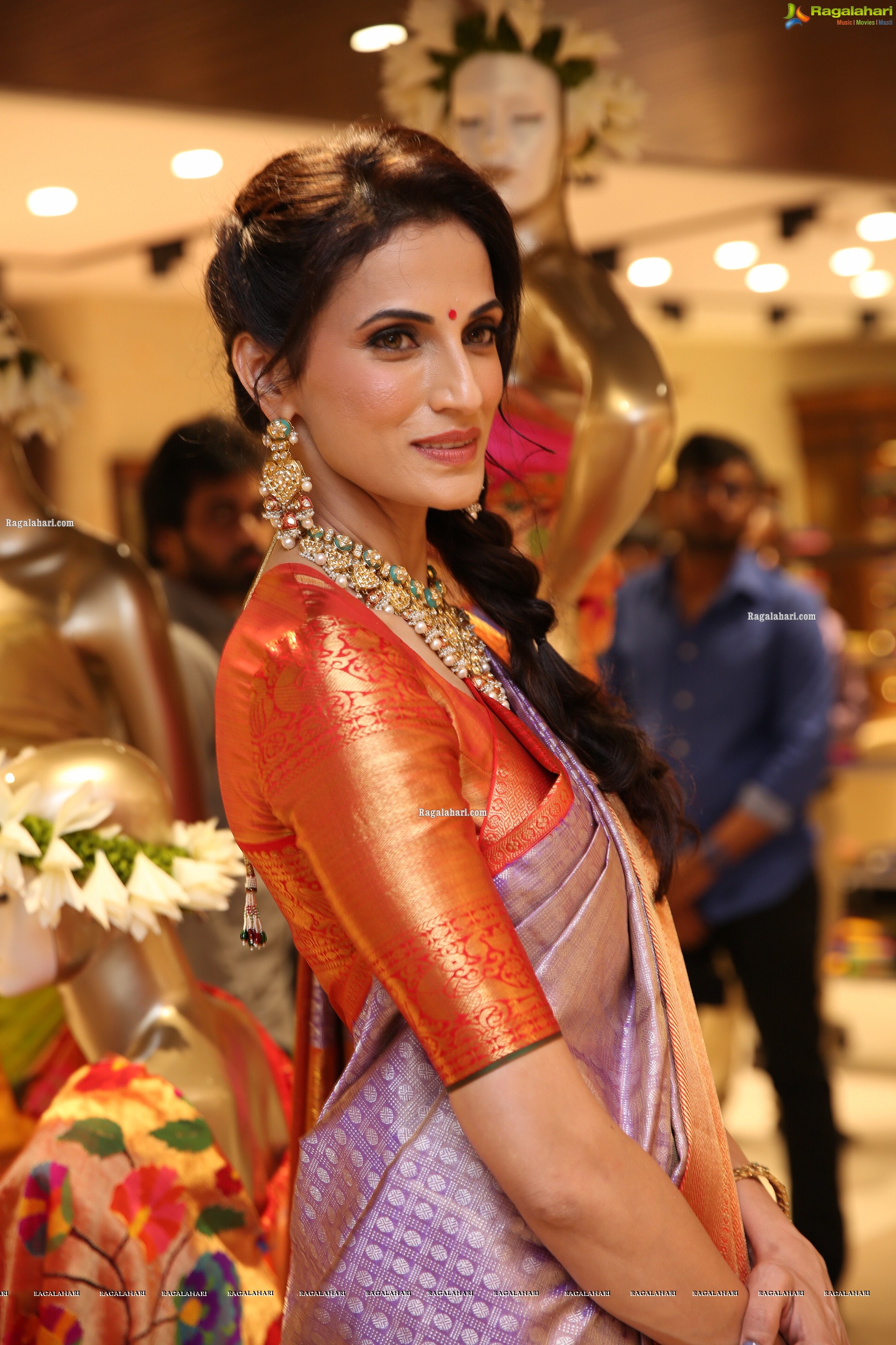 Shilpa Reddy at VRK Heritage New Store Launch at Jubilee Hills, HD Gallery