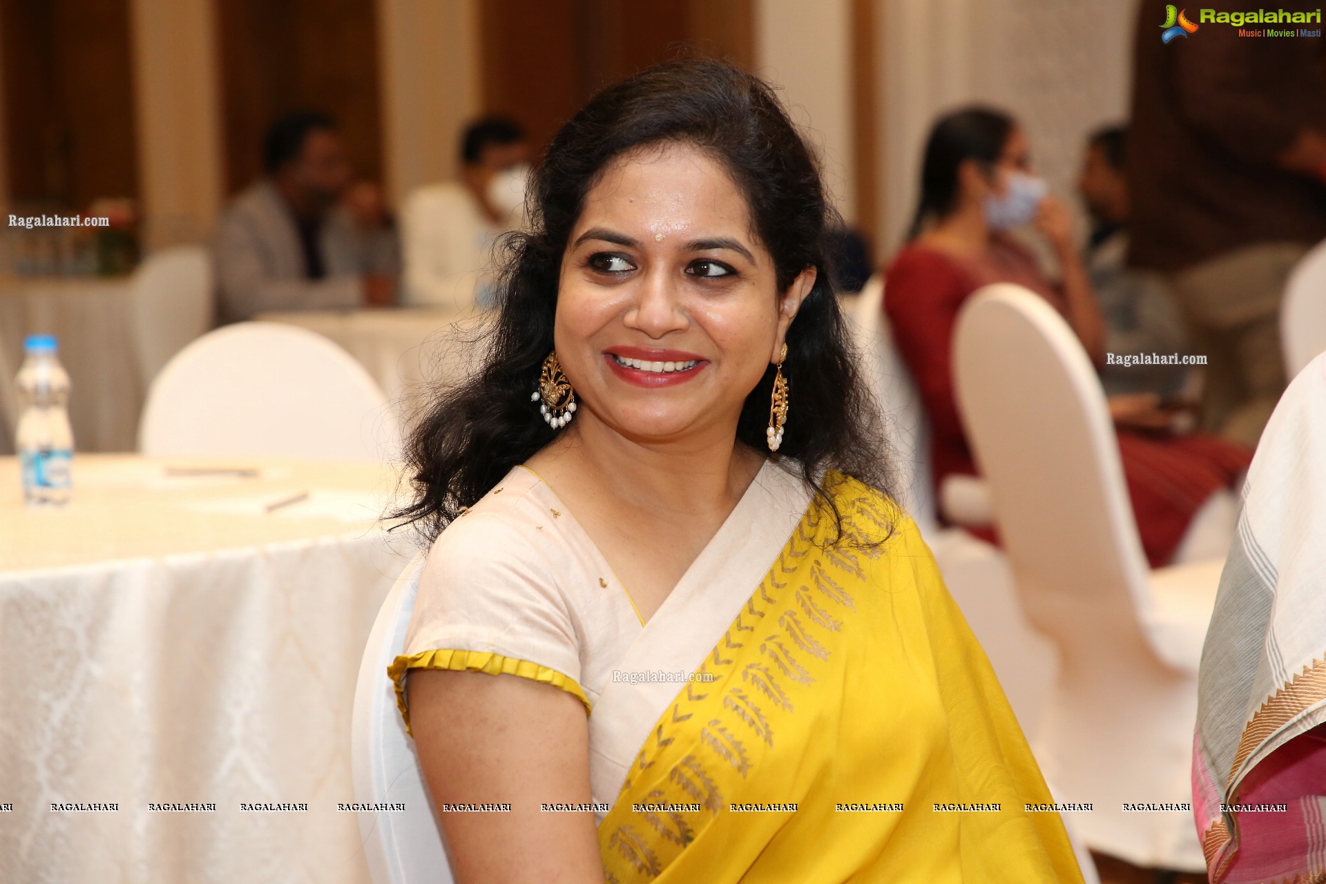 Sunitha at Kakatiya Fabrics 19 Teen Launch, HD Photo Gallery