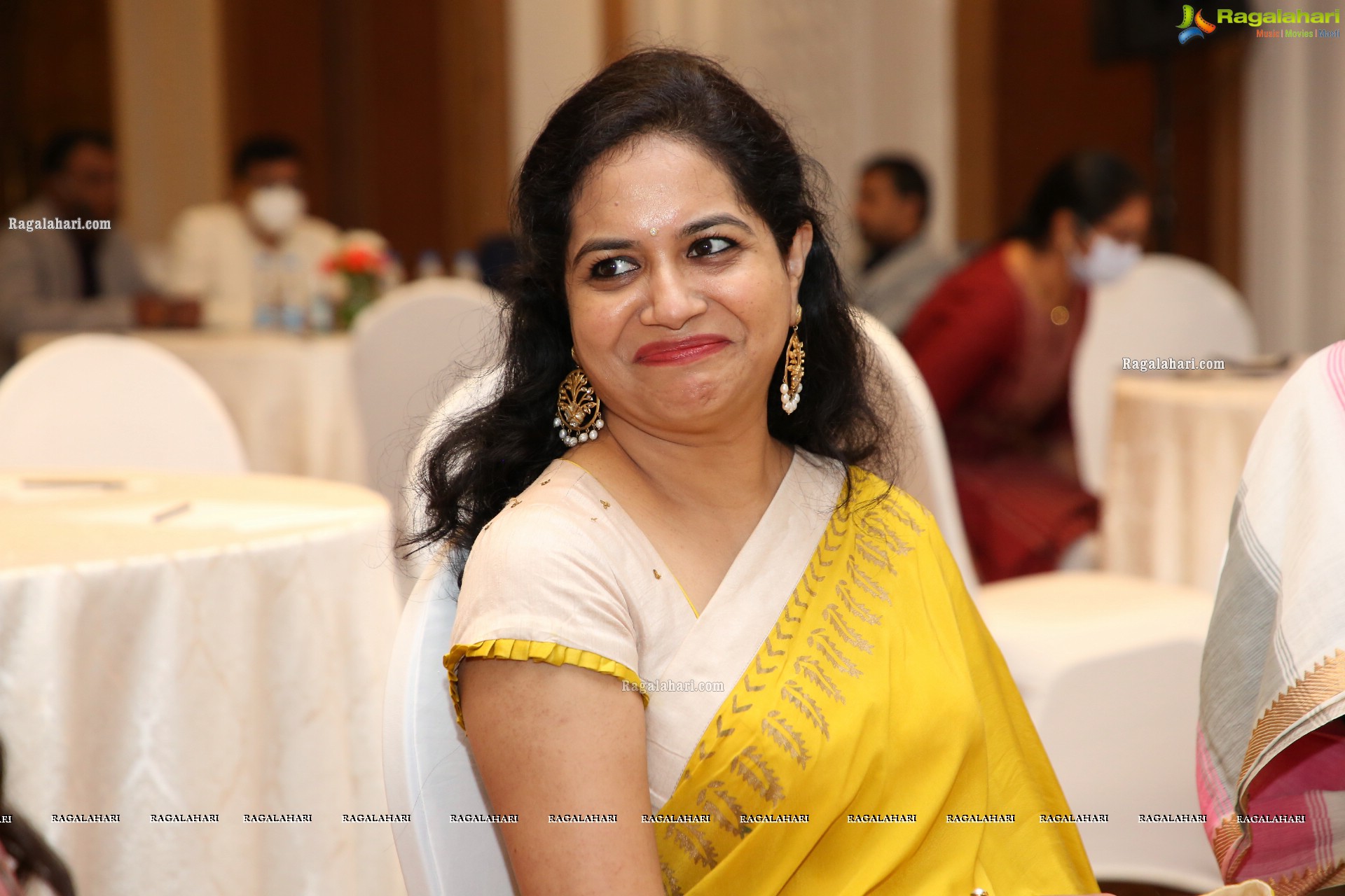 Sunitha at Kakatiya Fabrics 19 Teen Launch, HD Photo Gallery