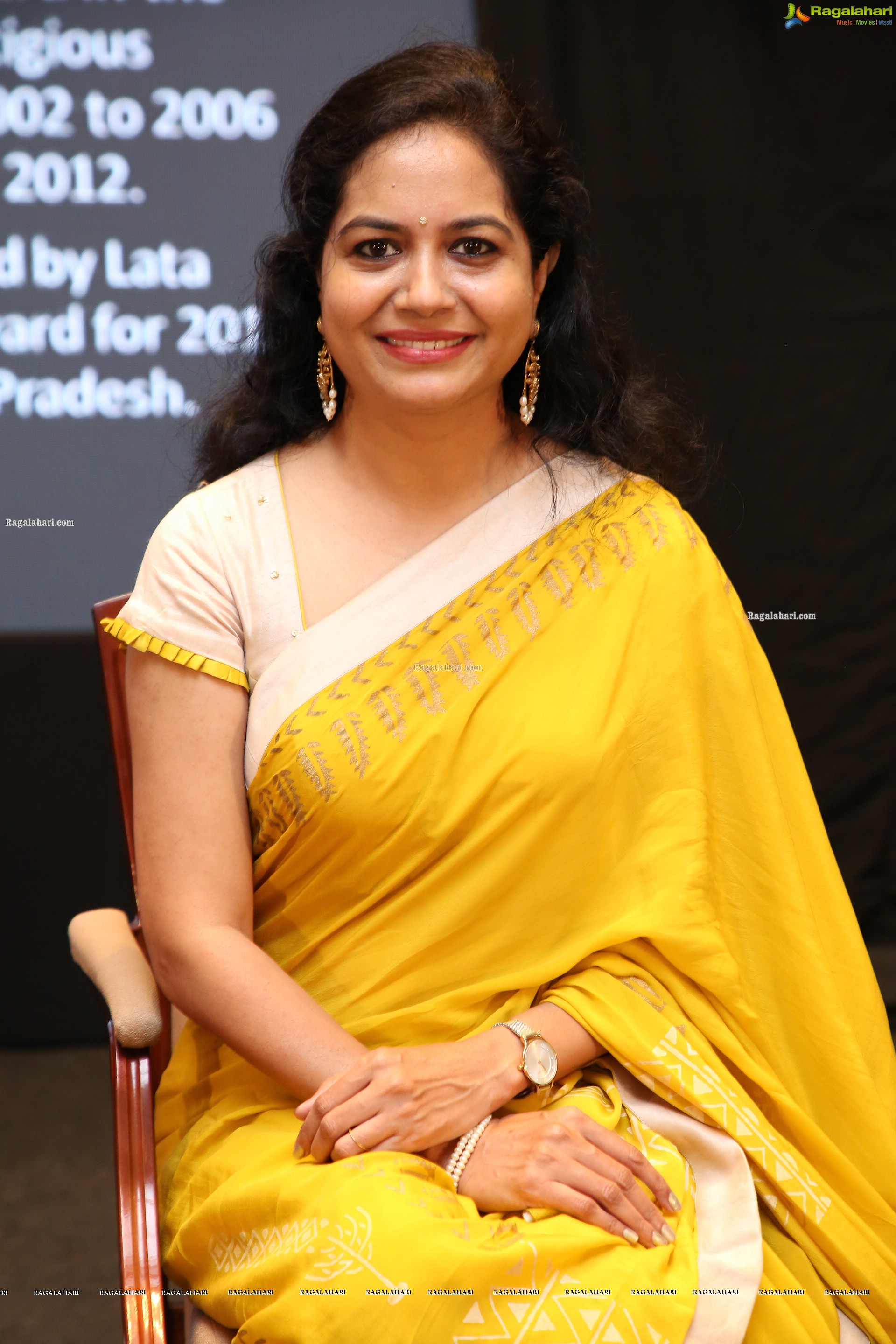 Sunitha at Kakatiya Fabrics 19 Teen Launch, HD Photo Gallery