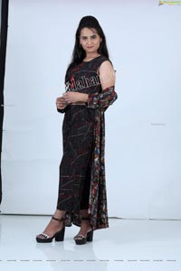 Preyasi Jiggar in Black Printed Crop Top With Palazzo