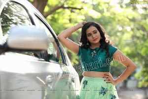 VJ Jaanu in Emerald Green Crop Top