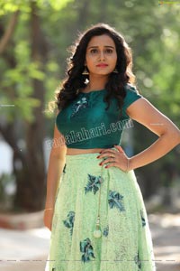 VJ Jaanu in Emerald Green Crop Top