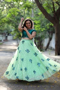 VJ Jaanu in Emerald Green Crop Top