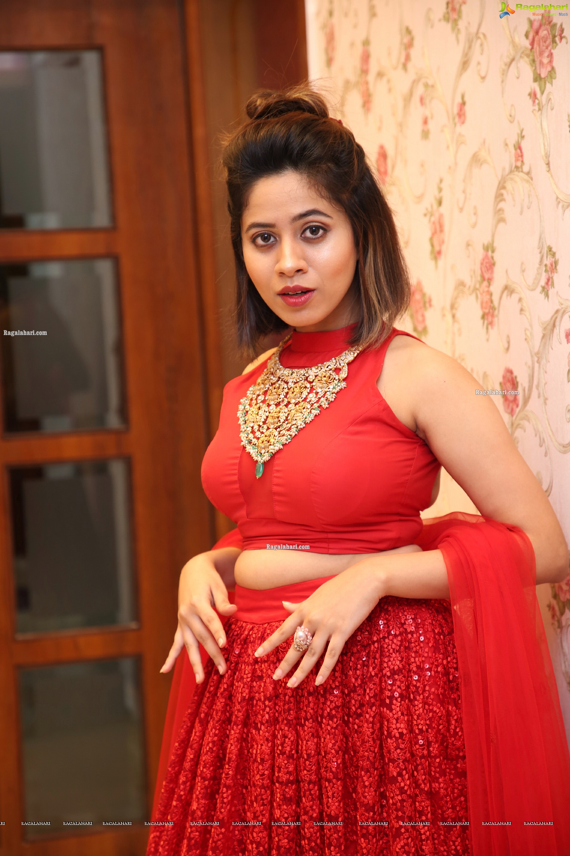 Ananya Tanu Poses With Gold Jewellery, HD Photo Gallery