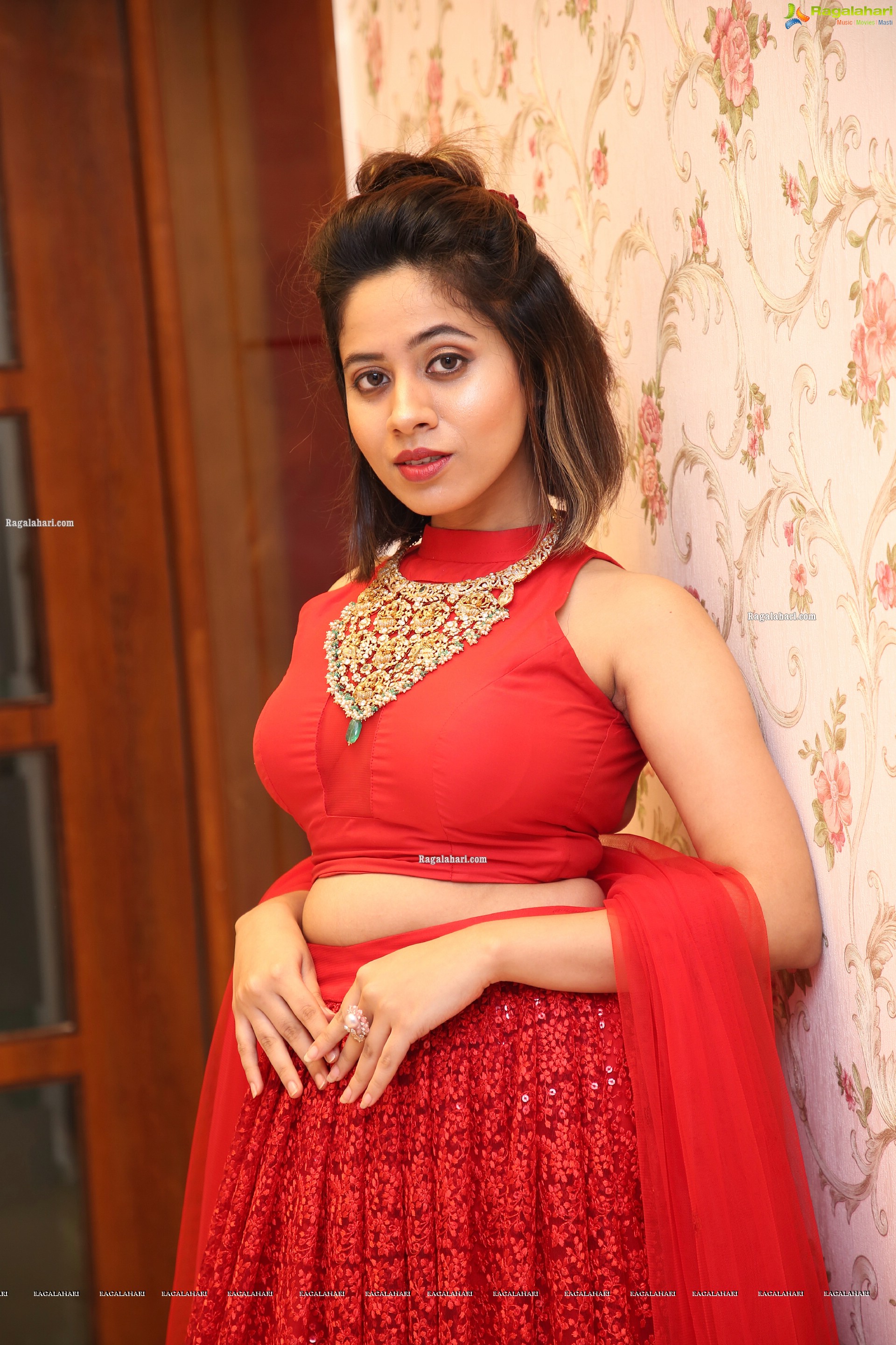 Ananya Tanu Poses With Gold Jewellery, HD Photo Gallery