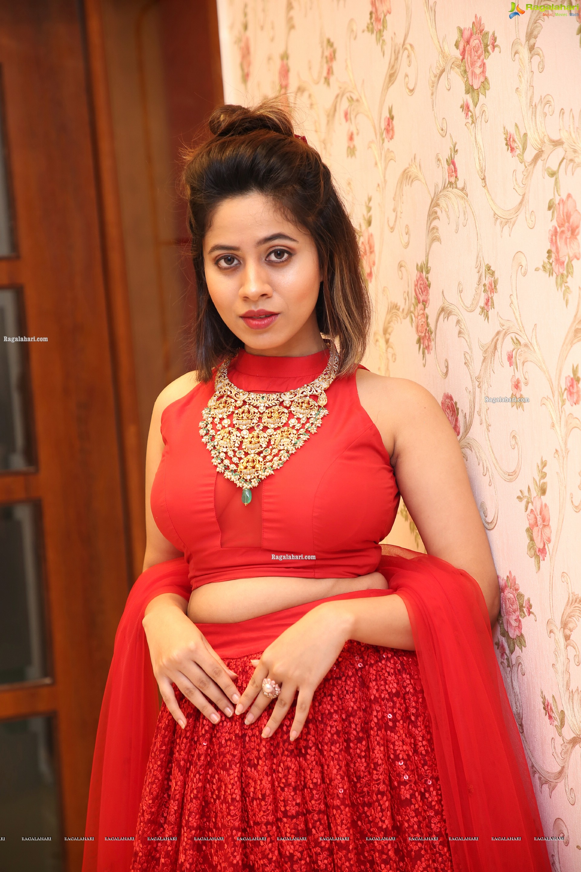 Ananya Tanu Poses With Gold Jewellery, HD Photo Gallery