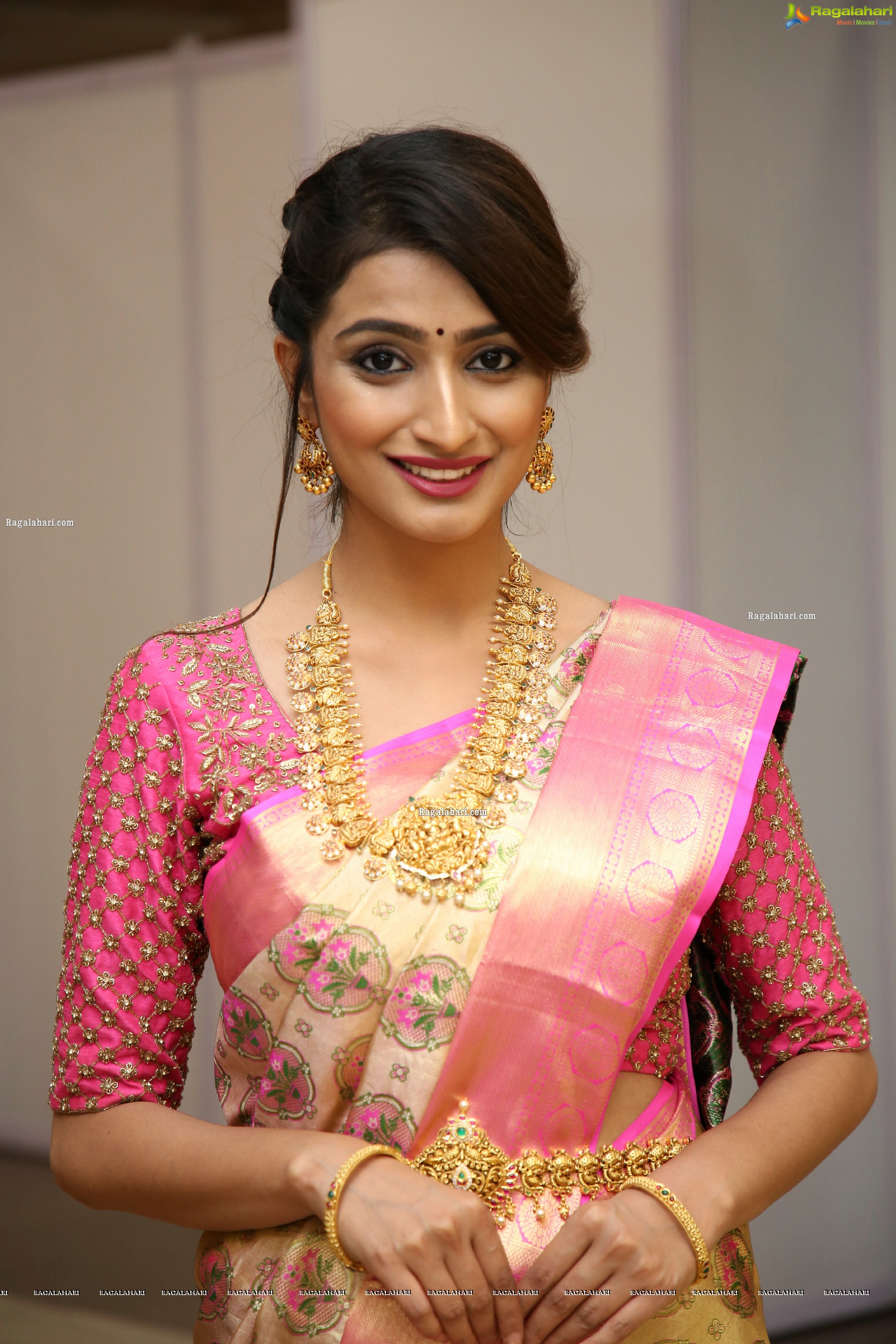 Fasiha Waseem Poses With Gold Jewellery, HD Photo Gallery