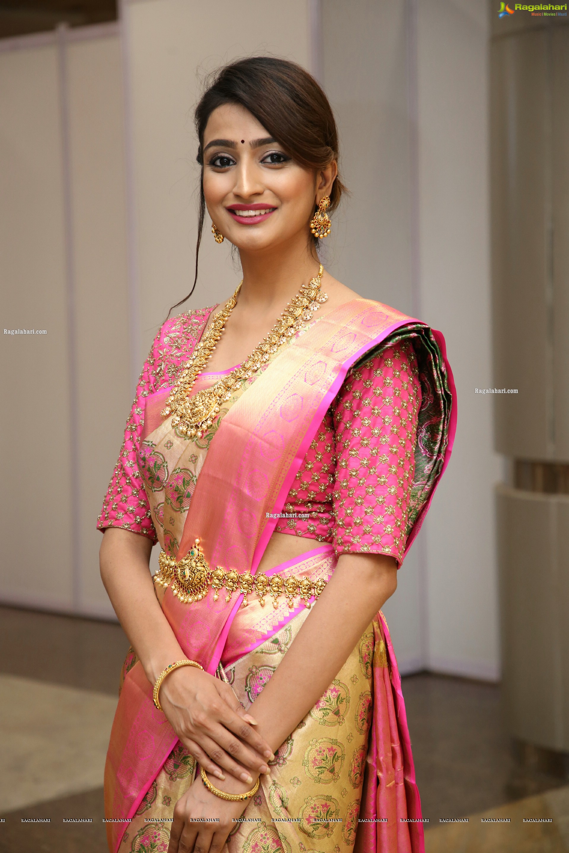 Fasiha Waseem Poses With Gold Jewellery, HD Photo Gallery