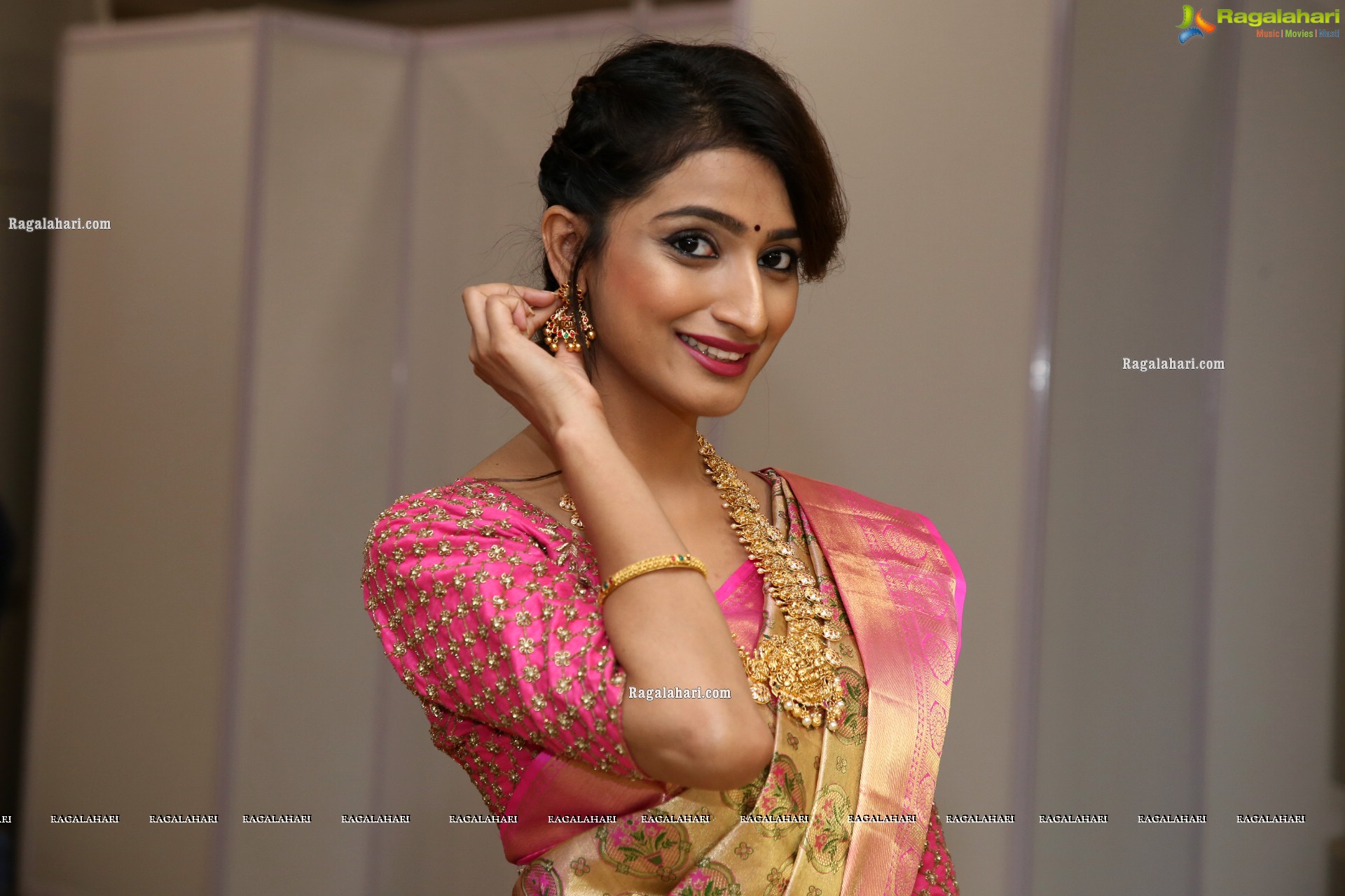 Fasiha Waseem Poses With Gold Jewellery, HD Photo Gallery