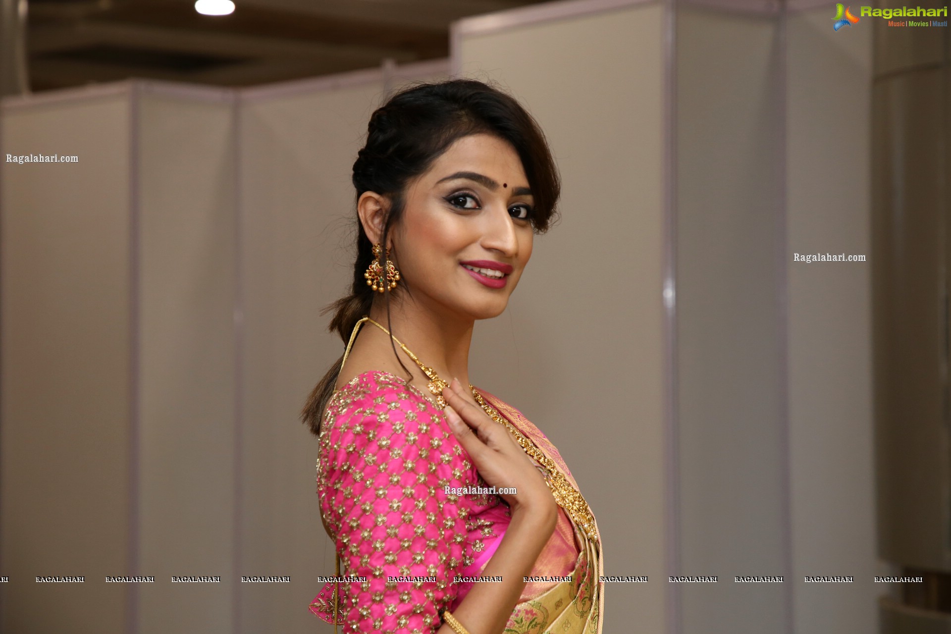 Fasiha Waseem Poses With Gold Jewellery, HD Photo Gallery