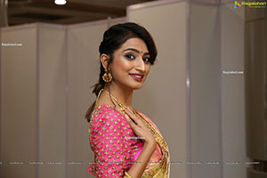 Fasiha Waseem Poses With Gold Jewellery