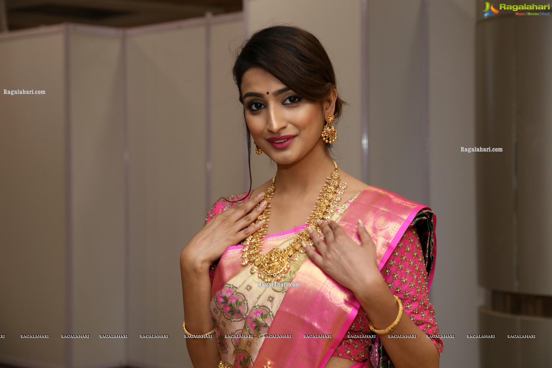 Fasiha Waseem Poses With Gold Jewellery, HD Photo Gallery