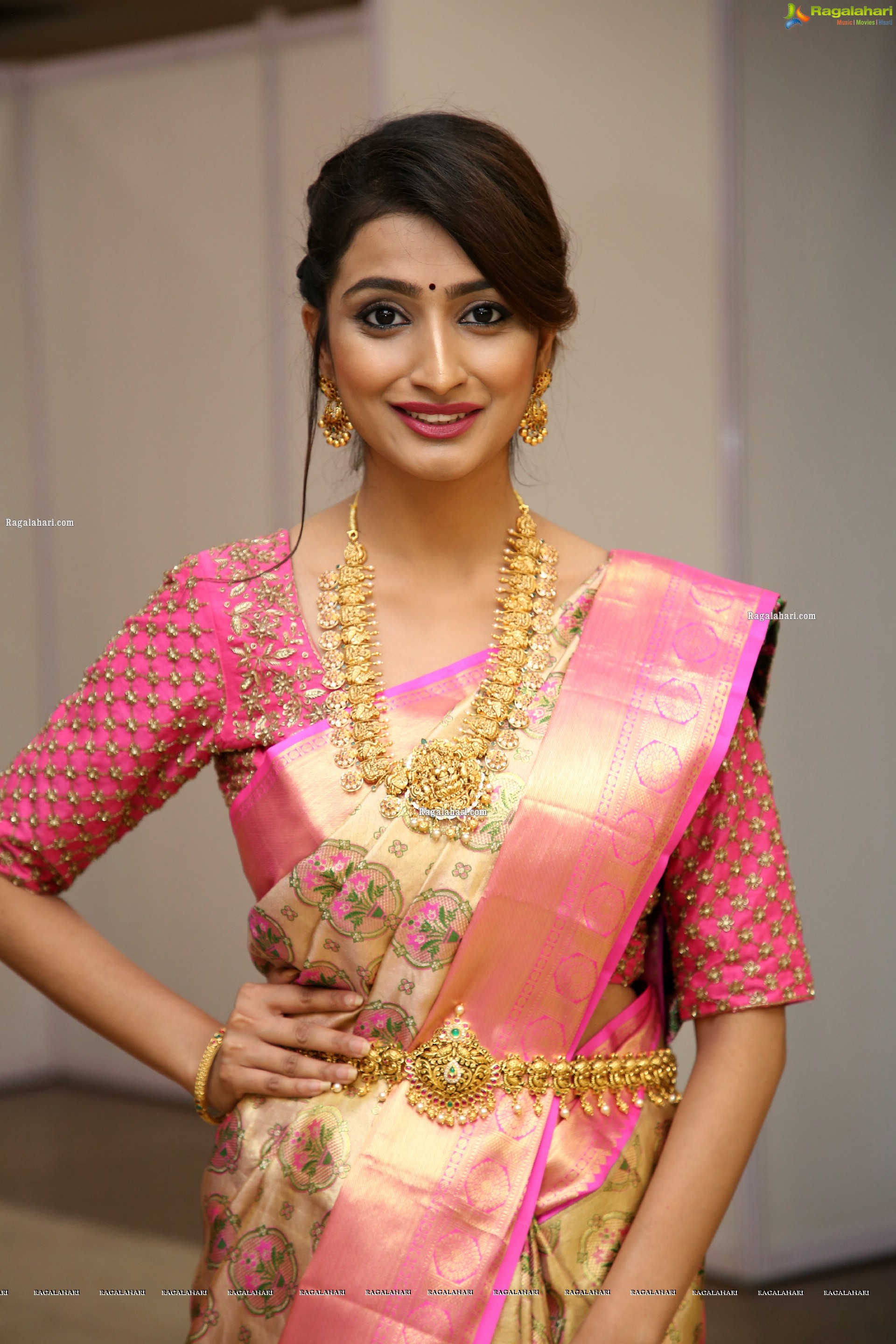 Fasiha Waseem Poses With Gold Jewellery, HD Photo Gallery