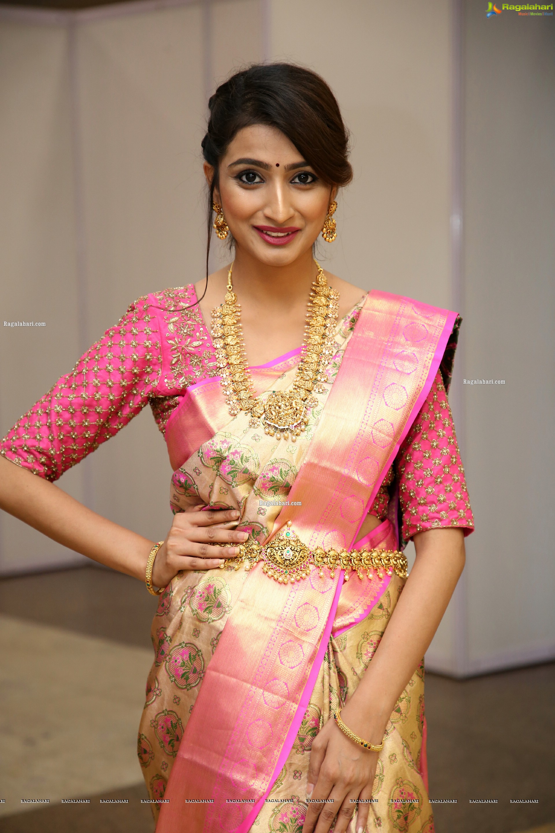 Fasiha Waseem Poses With Gold Jewellery, HD Photo Gallery