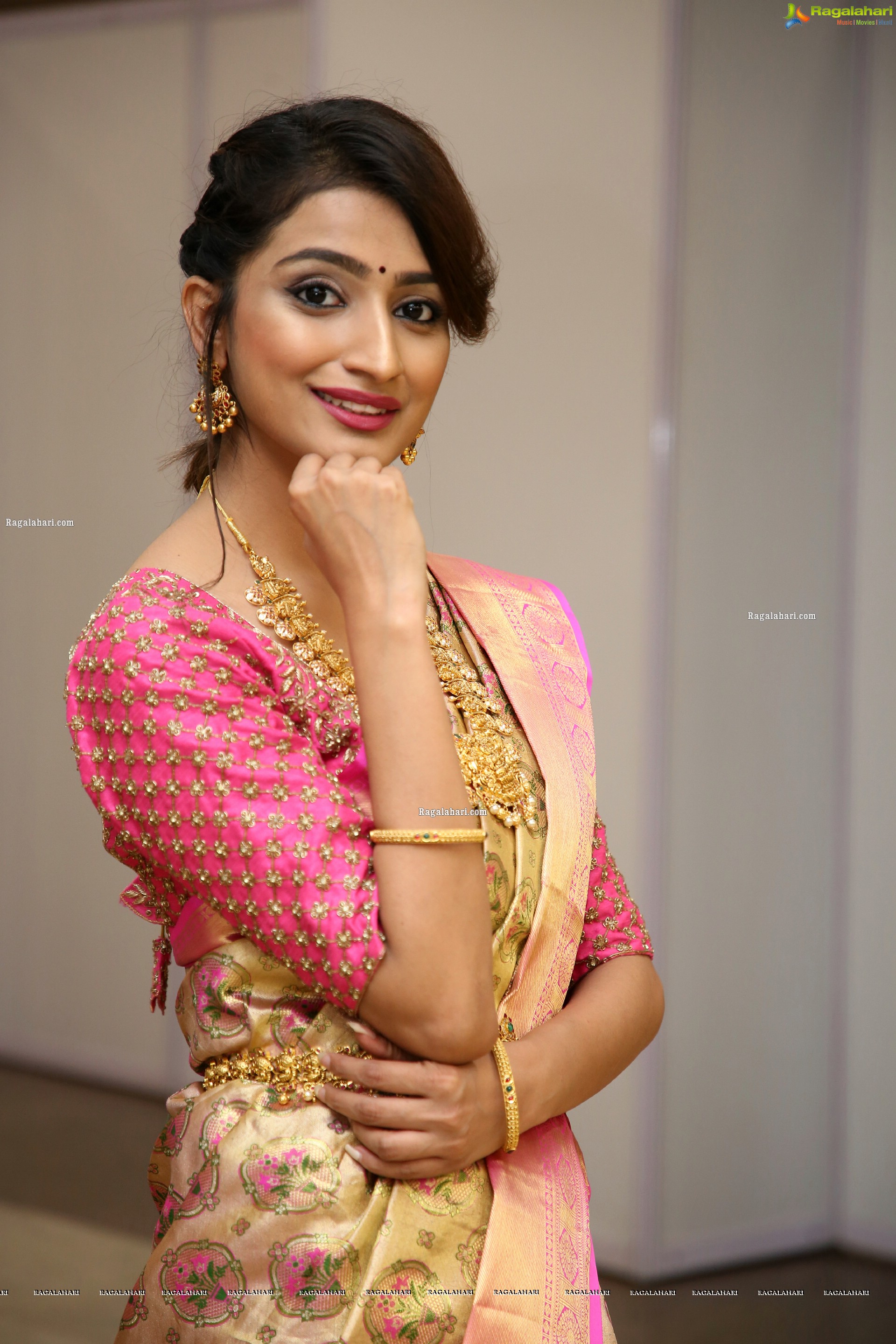 Fasiha Waseem Poses With Gold Jewellery, HD Photo Gallery